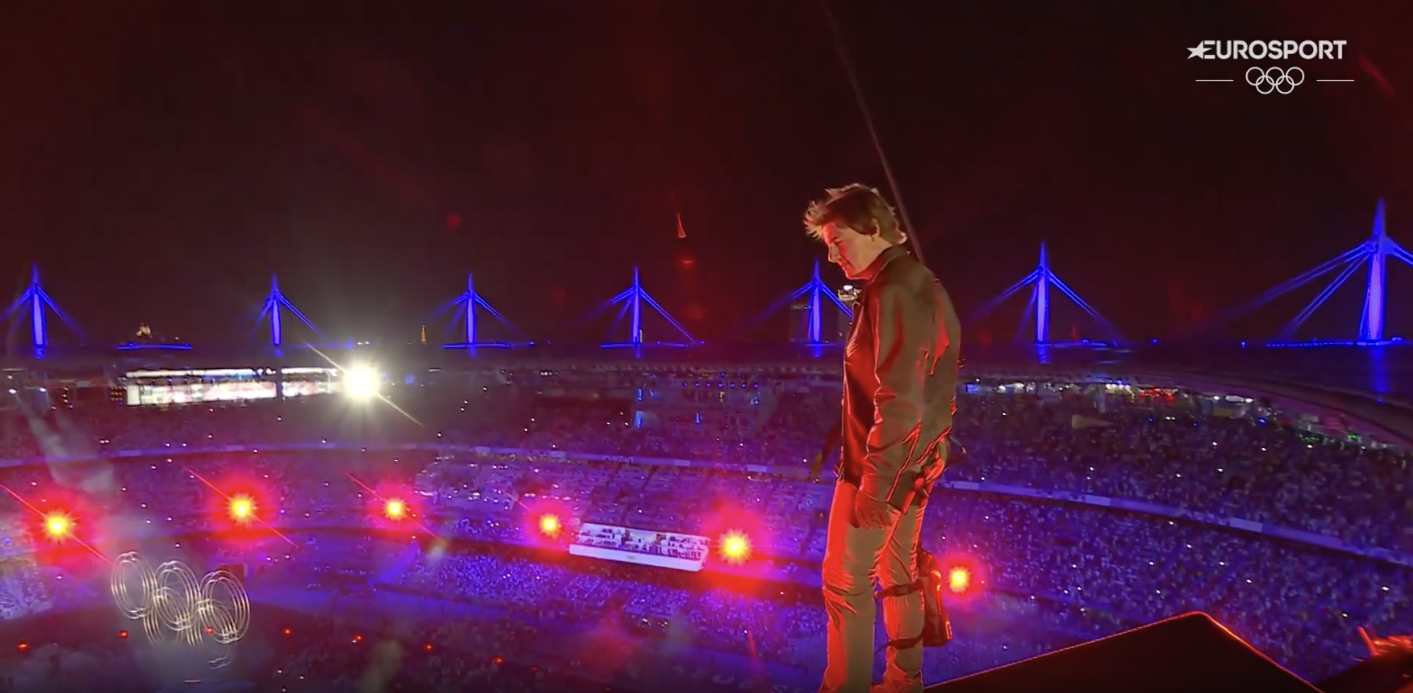 Tom Cruise macht sich bereit, während der Abschlussfeier der Olympischen Spiele in Paris vom Dach des Stadions zu springen, aufgenommen am 12. August 2024 | Quelle: YouTube/Eurosport