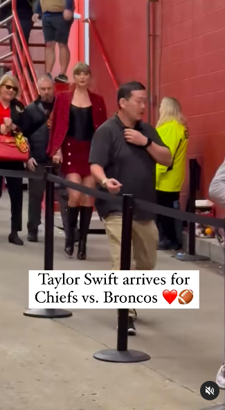 Taylor Swift bei der Ankunft im Arrowhead Stadium mit ihrer Mutter im Schlepptau, gepostet am 10. November 2024 | Quelle: Instagram/extratv