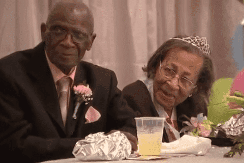 Das glückliche Ehepaar während der Feier | Quelle: Youtube / Breaking News