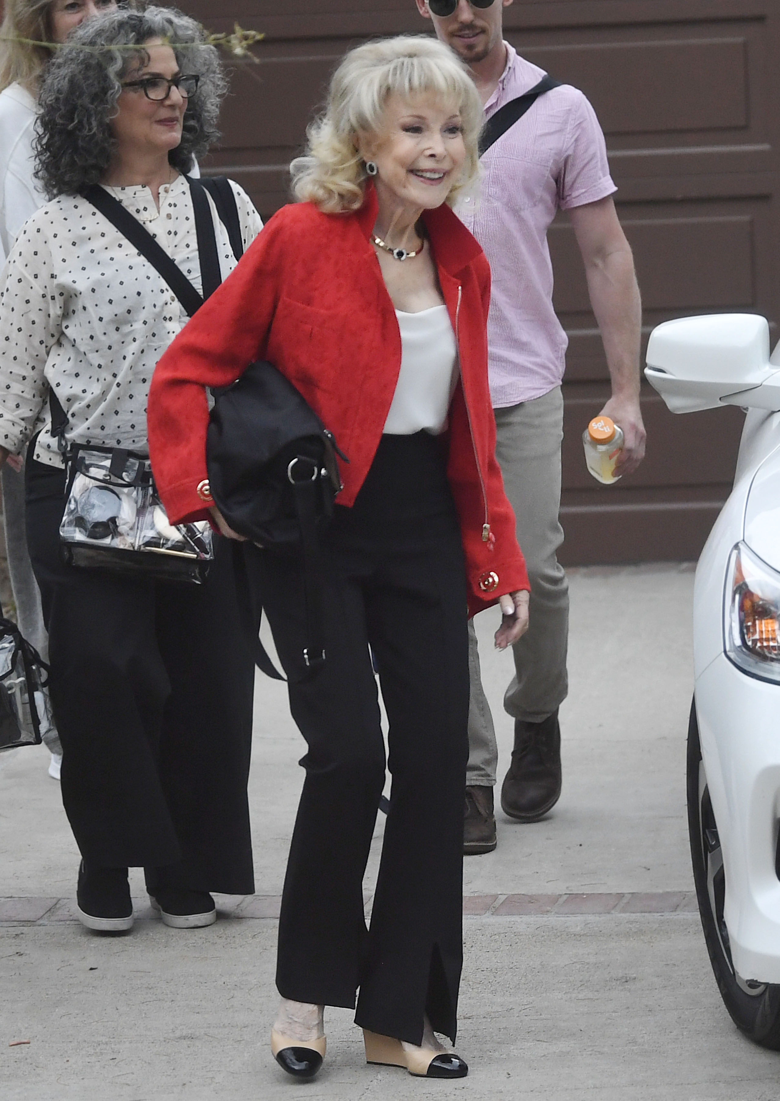 Barbara Eden verlässt am 23. Mai 2024 ein Restaurant in Los Angeles, Kalifornien. | Quelle: Getty Images