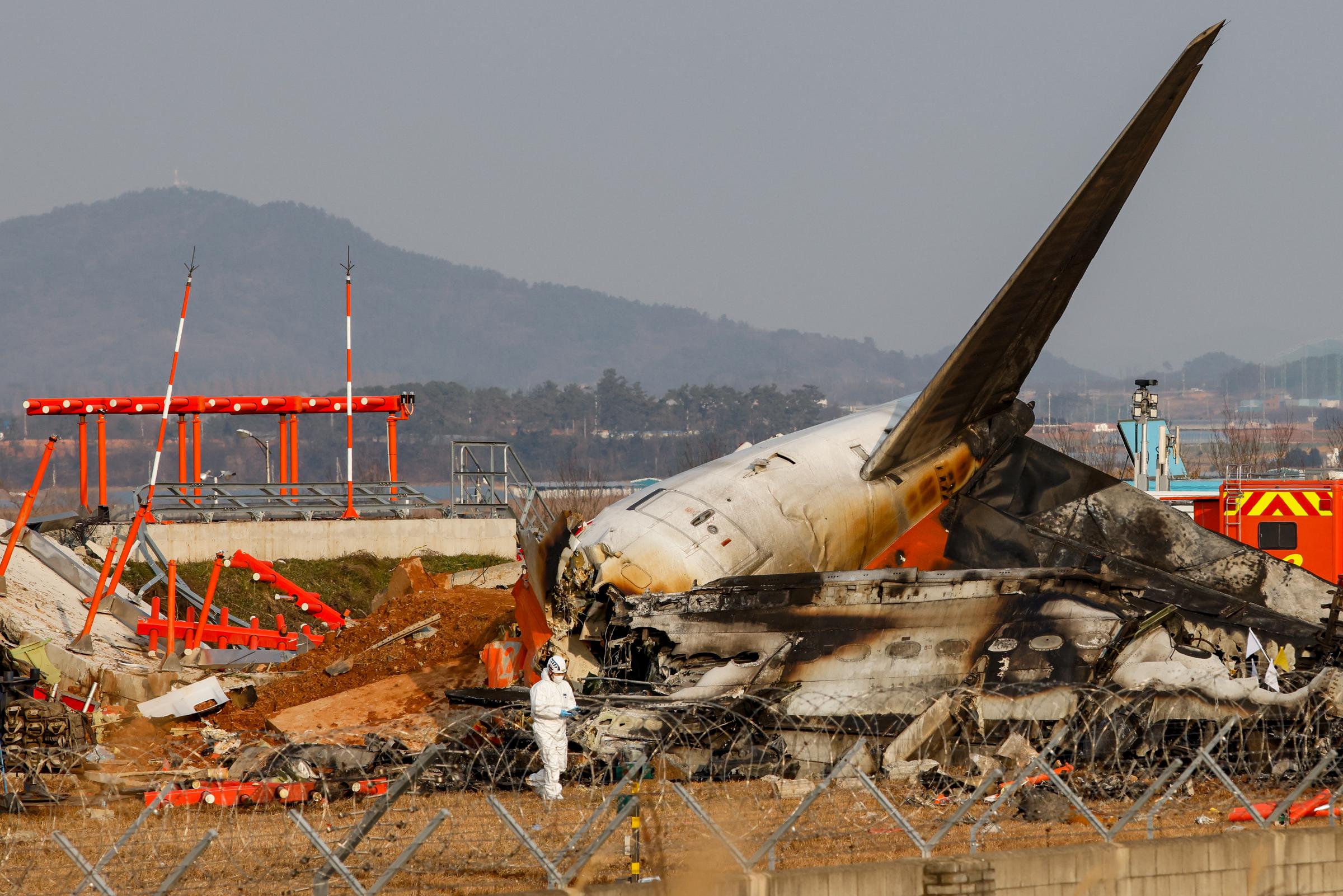 Jeju Air Flug 7C2216, eine Boeing 737-800 mit 181 Menschen an Bord, kommt von der Landebahn ab und prallt gegen eine Mauer, was eine verheerende Explosion auslöst, am 29. Dezember 2024 | Quelle: Getty Images