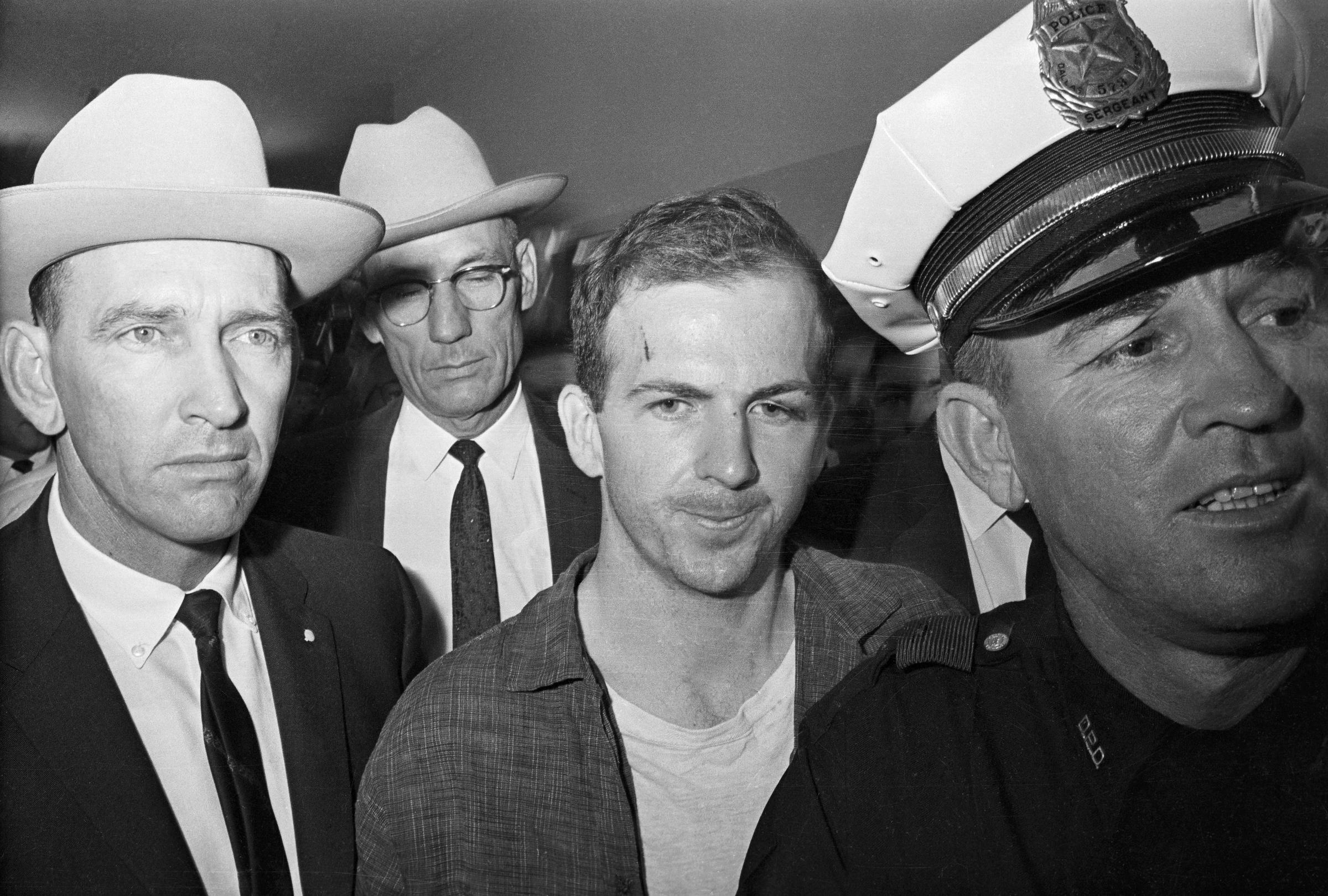 Lee Harvey Oswald wird am 22. November 1963 verhaftet. | Quelle: Getty Images