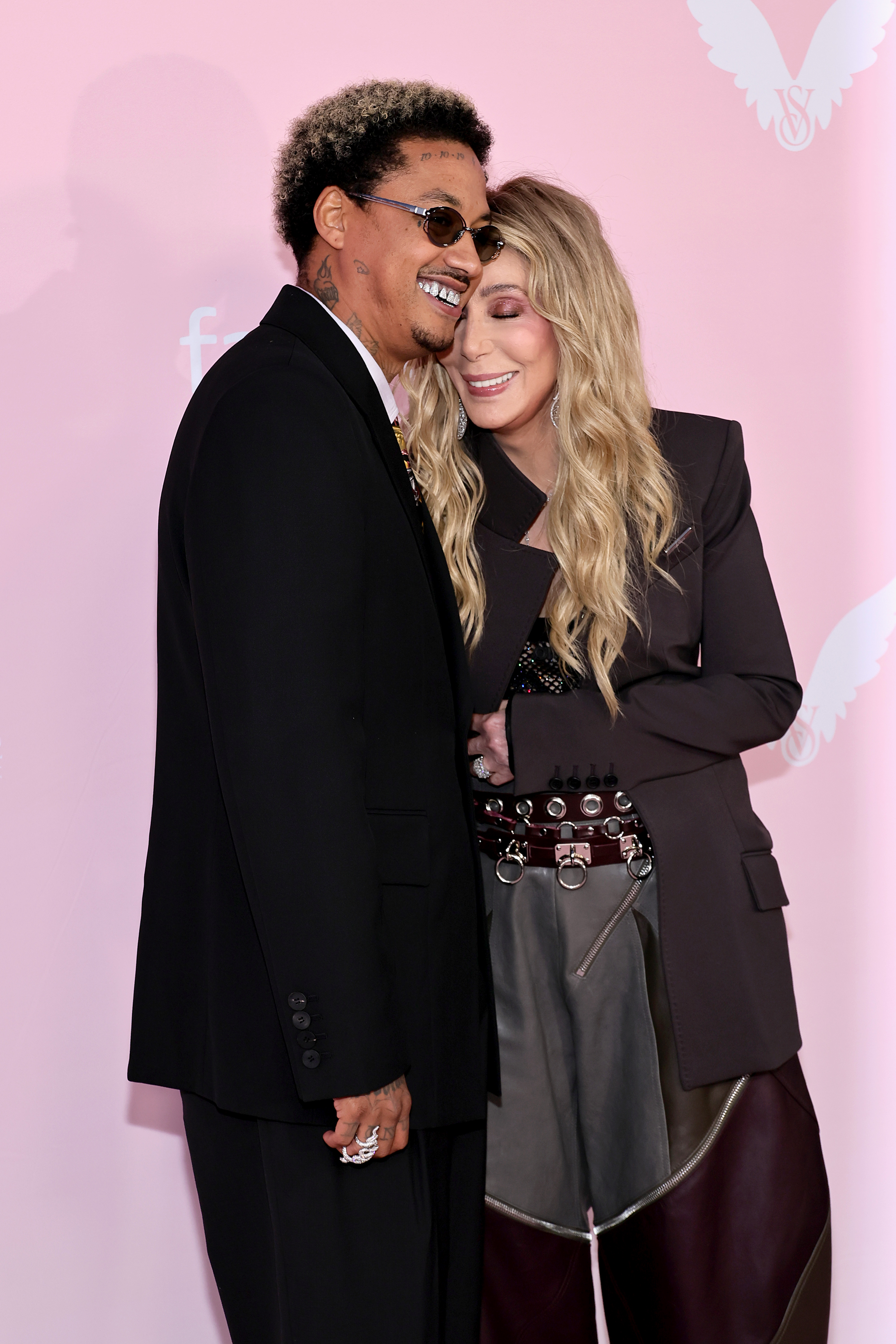 Alexander "AE" Edwards and Cher bei der Victoria's Secret Fashion Show 2024 in Brooklyn, New York, am 15. Oktober 2024 | Quelle: Getty Images