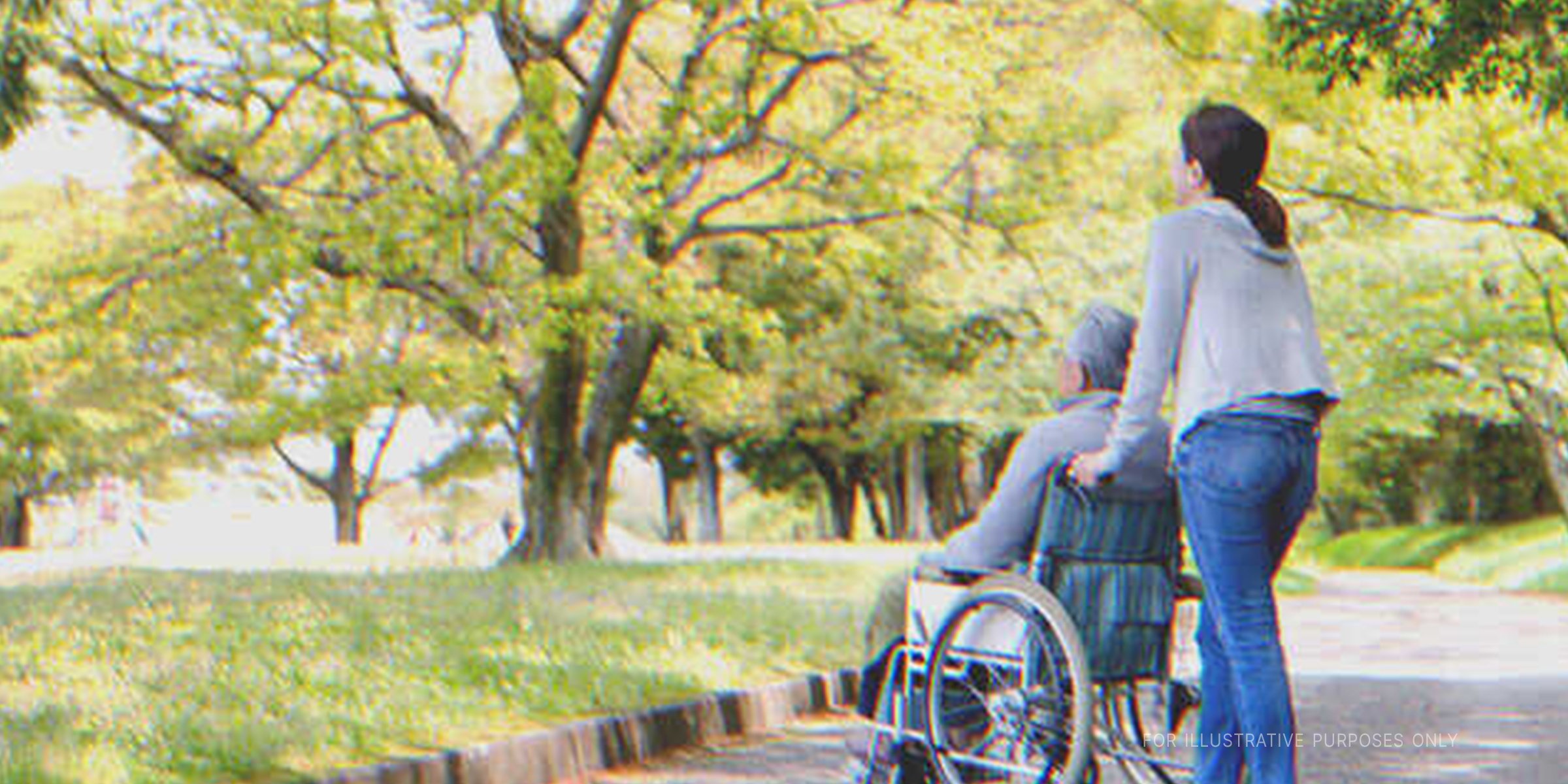 Frau schiebt Rentner im Rollstuhl | Quelle: Shutterstock