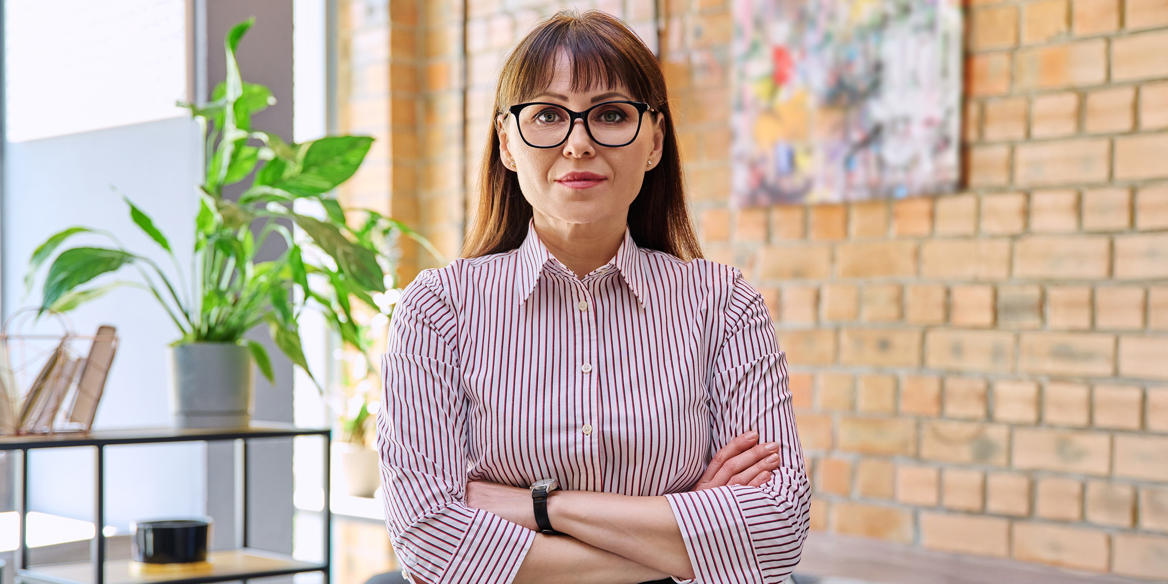 Eine Frau, die mit verschränkten Armen steht | Quelle: Shutterstock