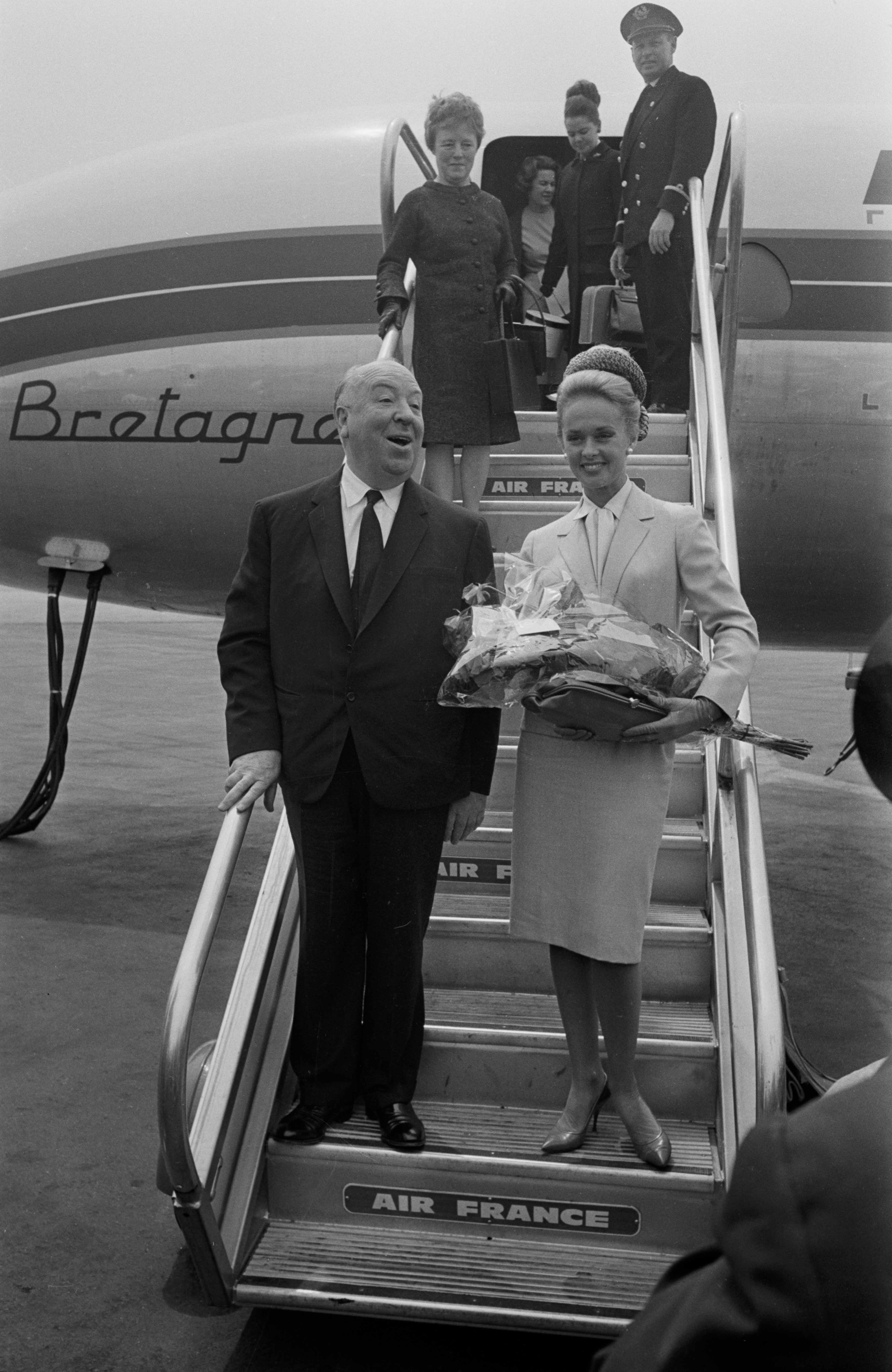 Alfred Hitchcock und Tippi Hedren am 11. Mai 1963 auf dem Flughafen von Nizza bei den Filmfestspielen in Cannes, Frankreich. | Quelle: Getty Images