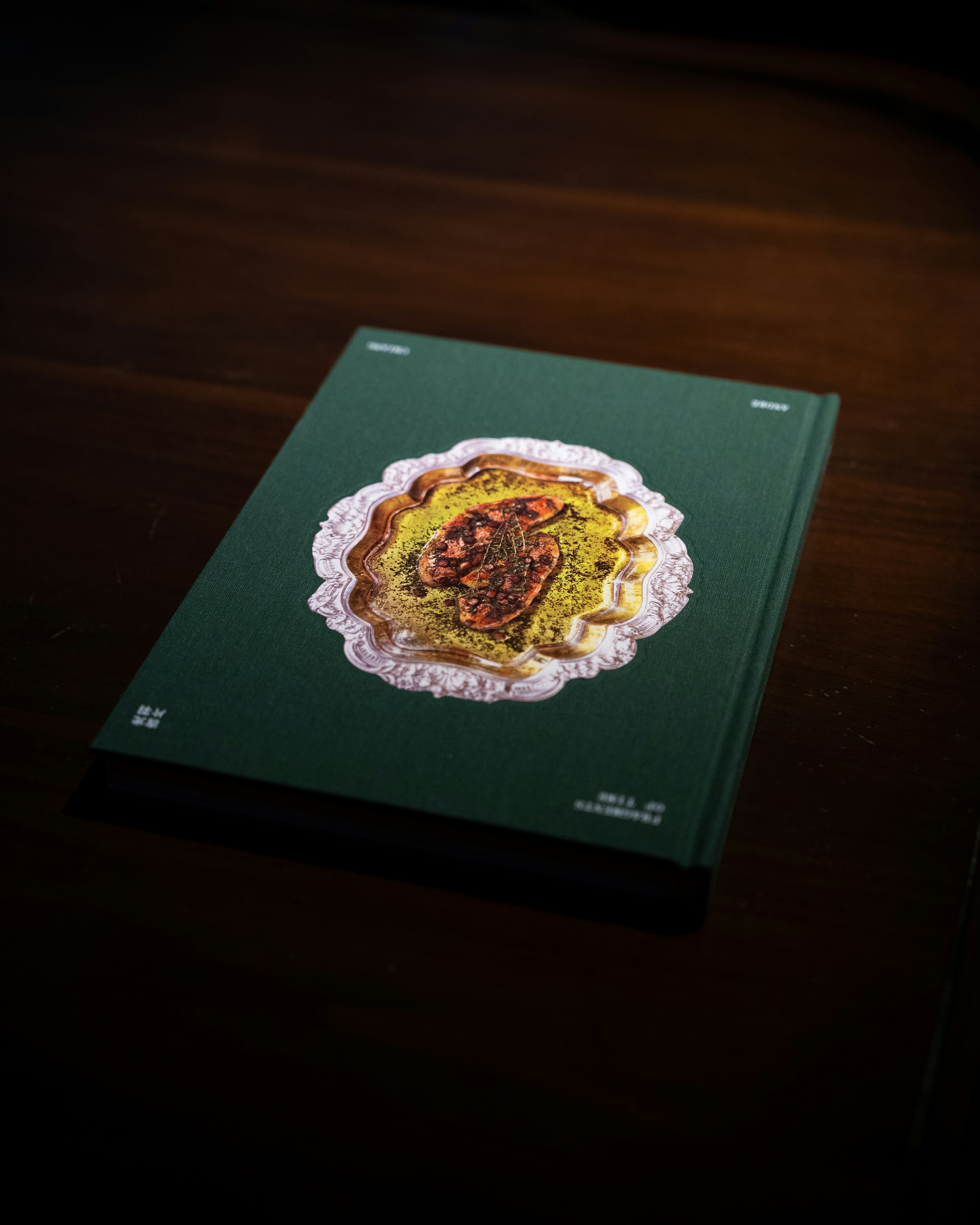 Ein Kochbuch auf einem Tisch | Quelle: Unsplash