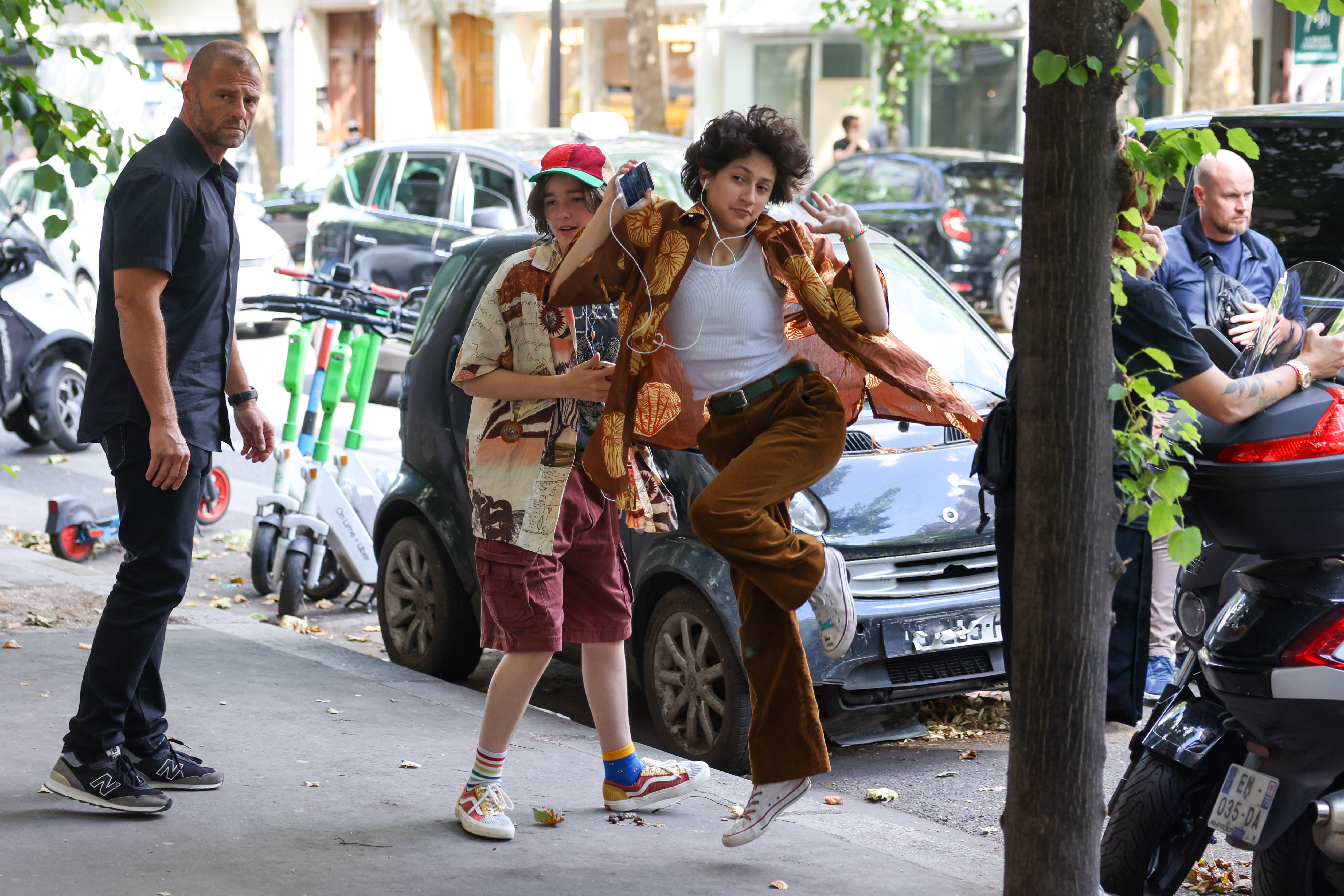 Fin Affleck und Emme Muñiz werden am 25. Juli 2022 in Paris, Frankreich, auf der Straße gesehen | Quelle: Getty Images
