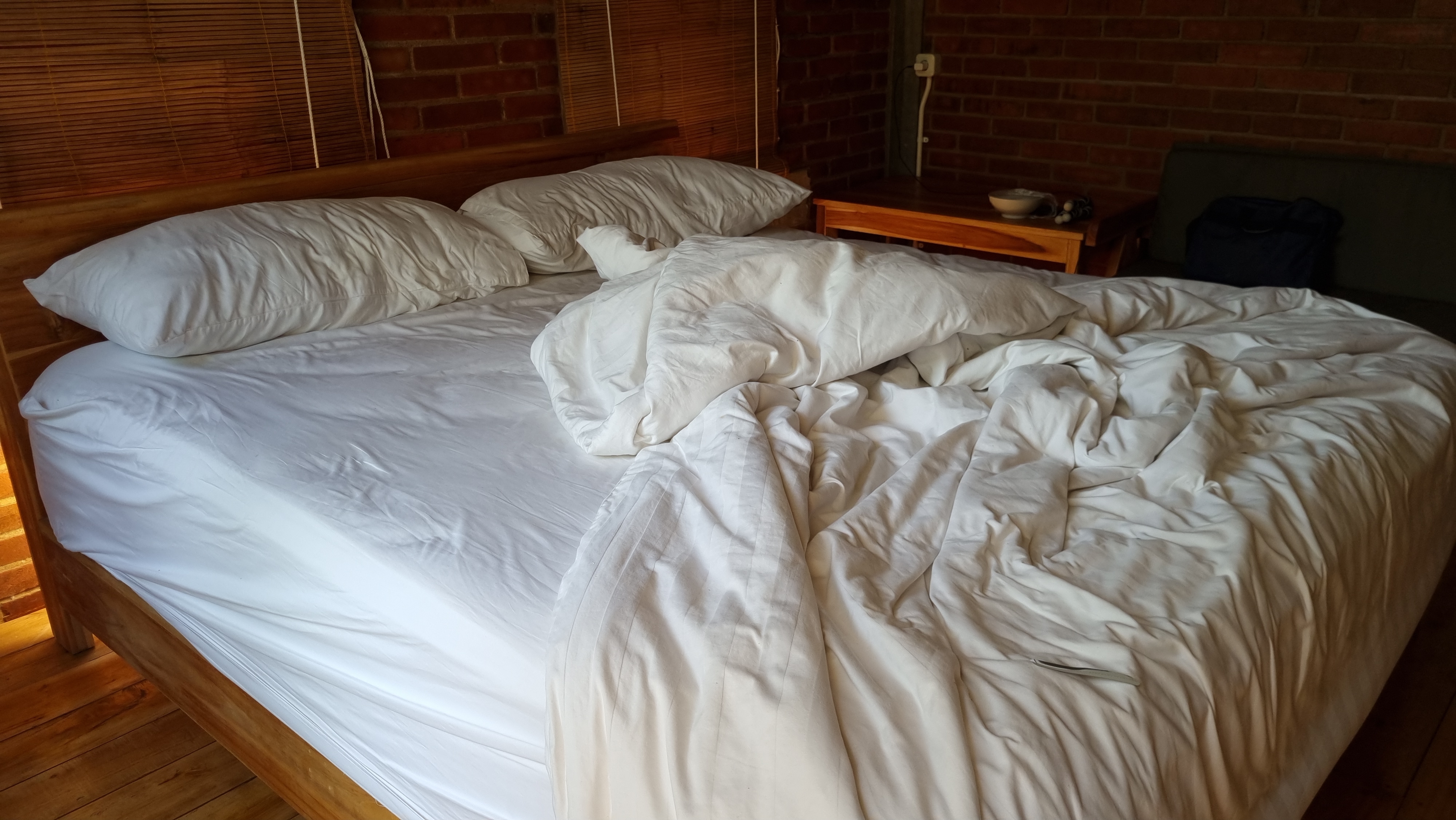 Ein unordentliches, ungemachtes Bett | Quelle: Shutterstock