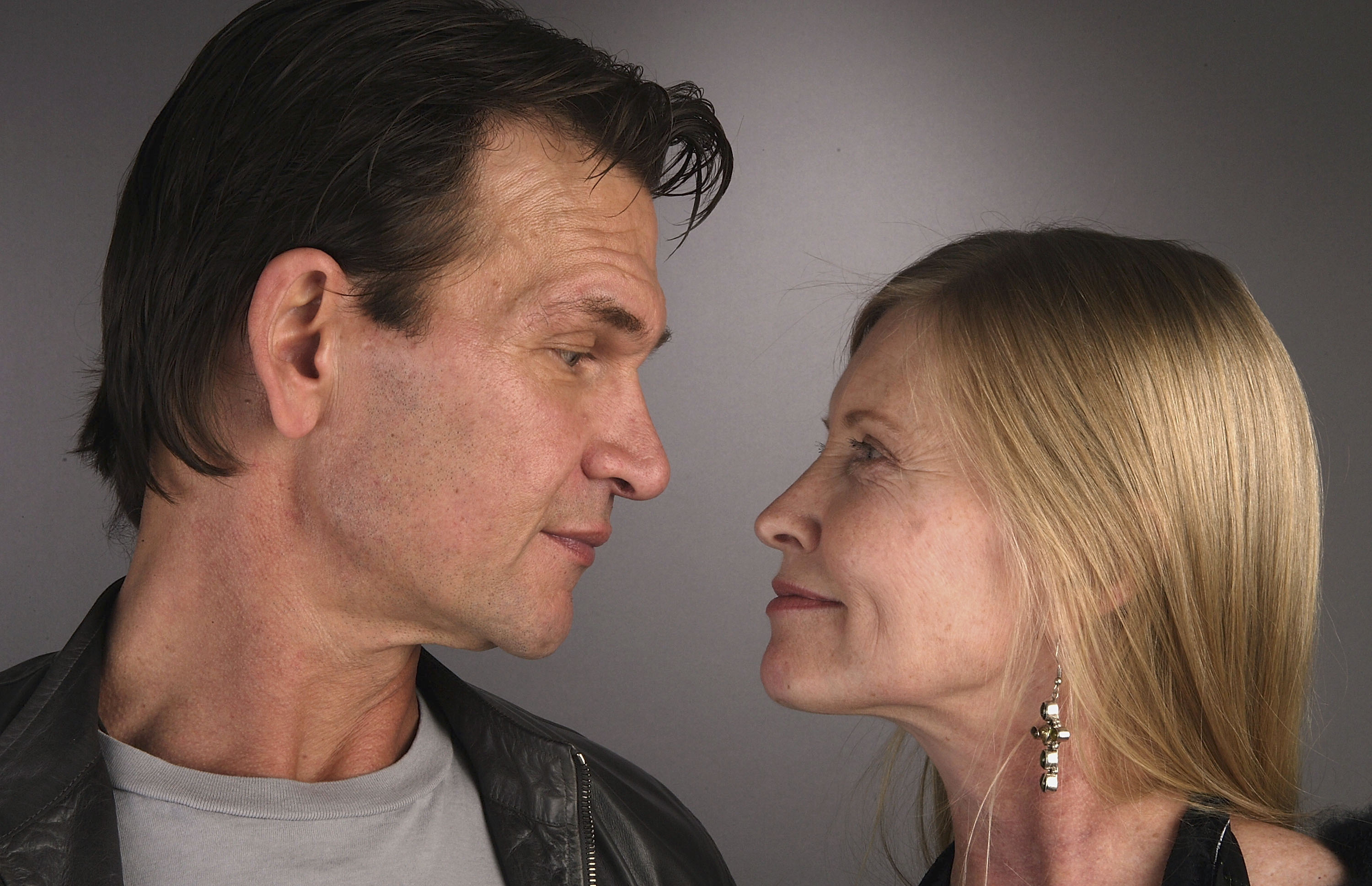 Patrick Swayze und Lisa Niemi posieren im Porträtstudio des Arclight Theaters am 5. November 2005 in Hollywood, Kalifornien. | Quelle: Getty Images