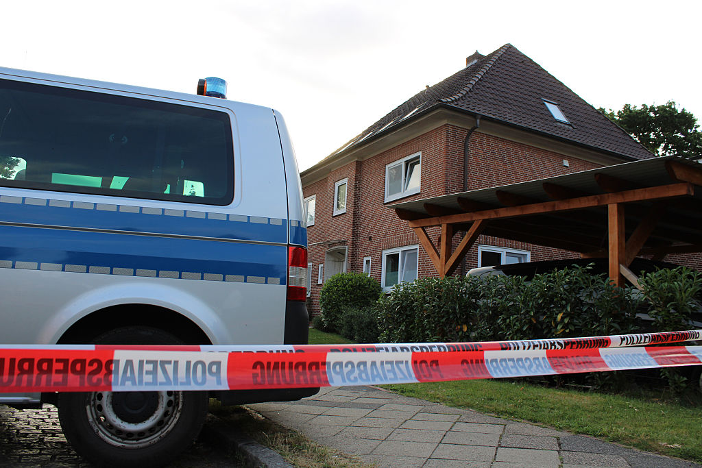 30. Juni 2026, Niedersachsen, Stade: Ein Polizeiauto steht in der Nähe eines Gebäudes, in dem sich eine Jugendeinrichtung befindet. | Quelle: Getty Images
