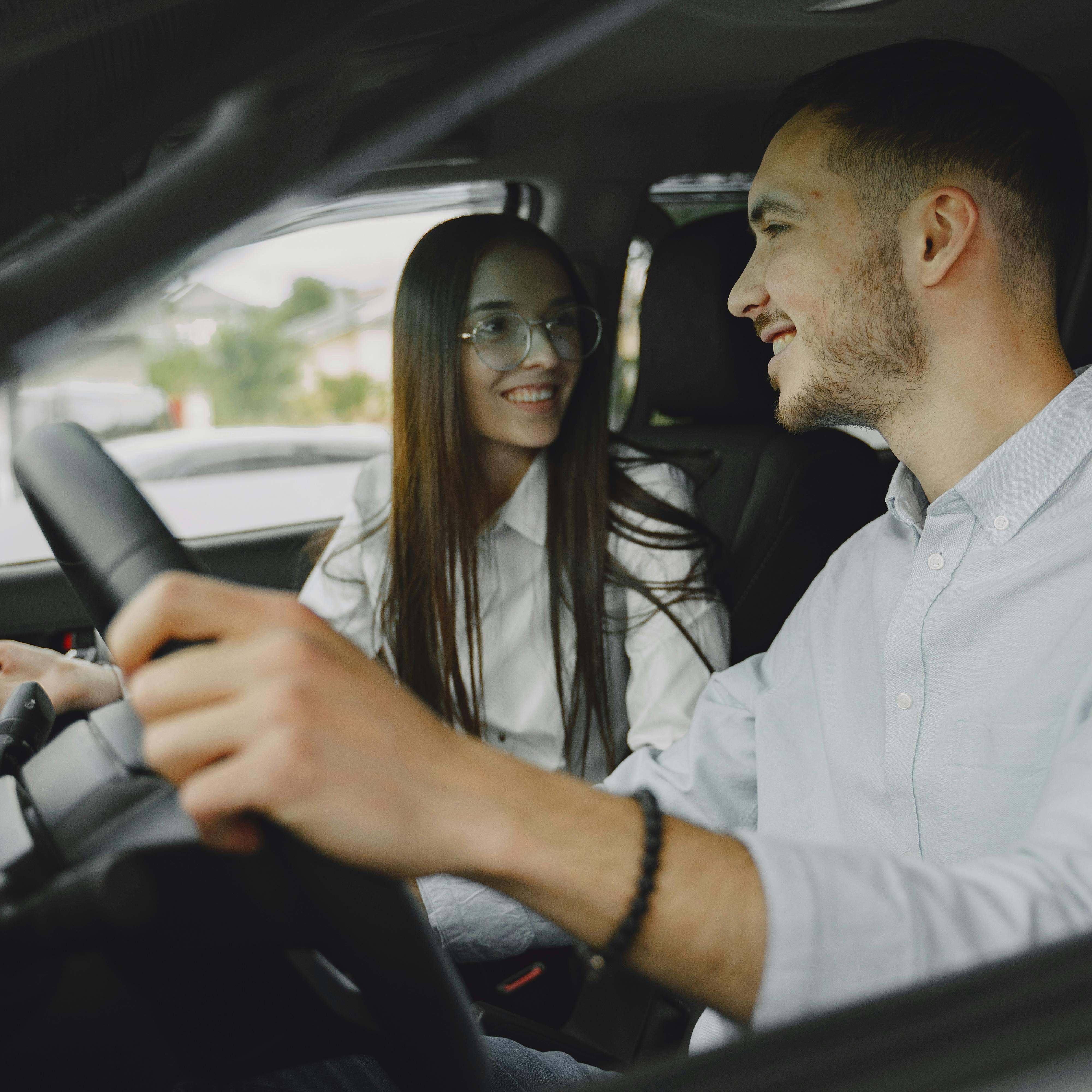 Ein Mann und eine Frau unterhalten sich während der Fahrt | Quelle: Pexels