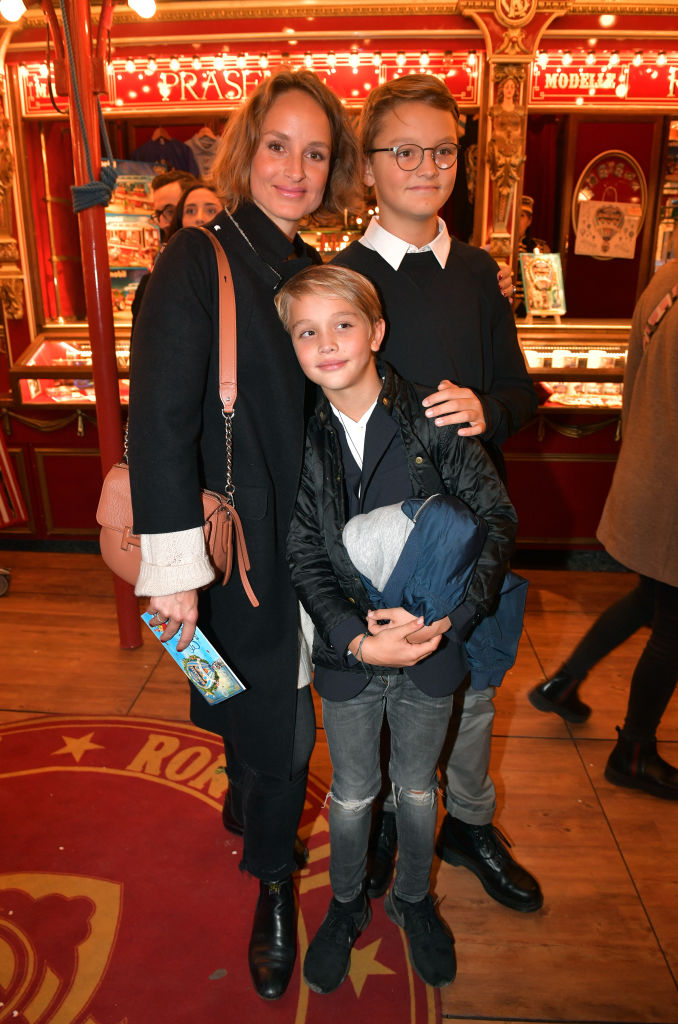 Lara Joy Koerner und ihre Söhne Neo Ariel und Remo bei der Premiere von „Storyteller – Gestern – Heute – Morgen“ des Zirkus Roncalli am 12. Oktober 2019 in München. | Quelle: Getty Images