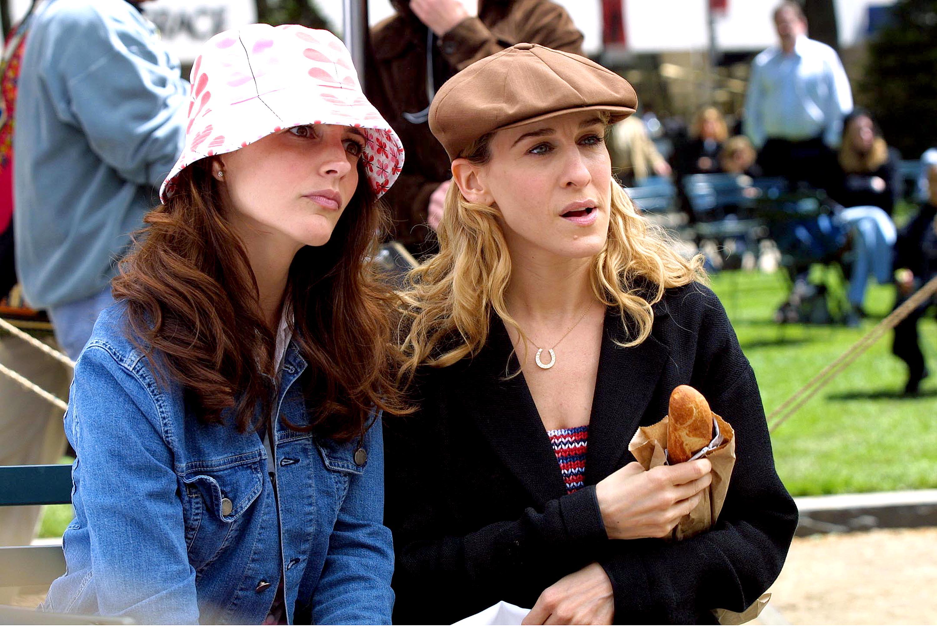 Kristin Davis und Sarah Jessica Parker bei Dreharbeiten zu "Sex and the City" im Central Park am 8. Mai 2001 in New York City. | Quelle: Getty Images