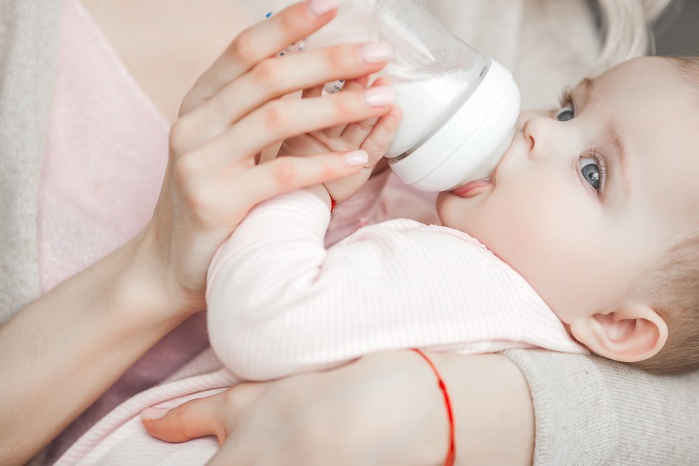 Baby wird gestillt | Quelle: Shutterstock