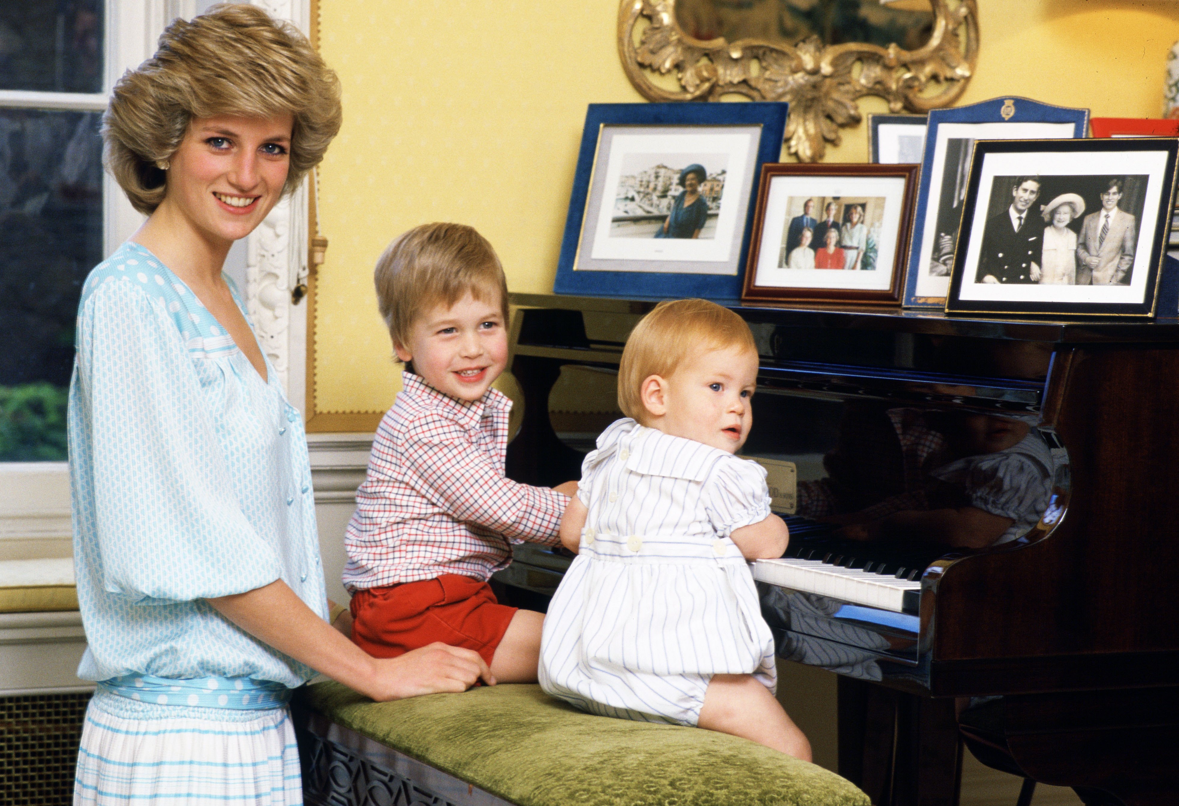 Diana, Prinzessin von Wales, mit ihren Söhnen, Prinz William und Prinz Harry, am 4. Oktober 1985 am Klavier im Kensington Palace. | Quelle: Getty Images