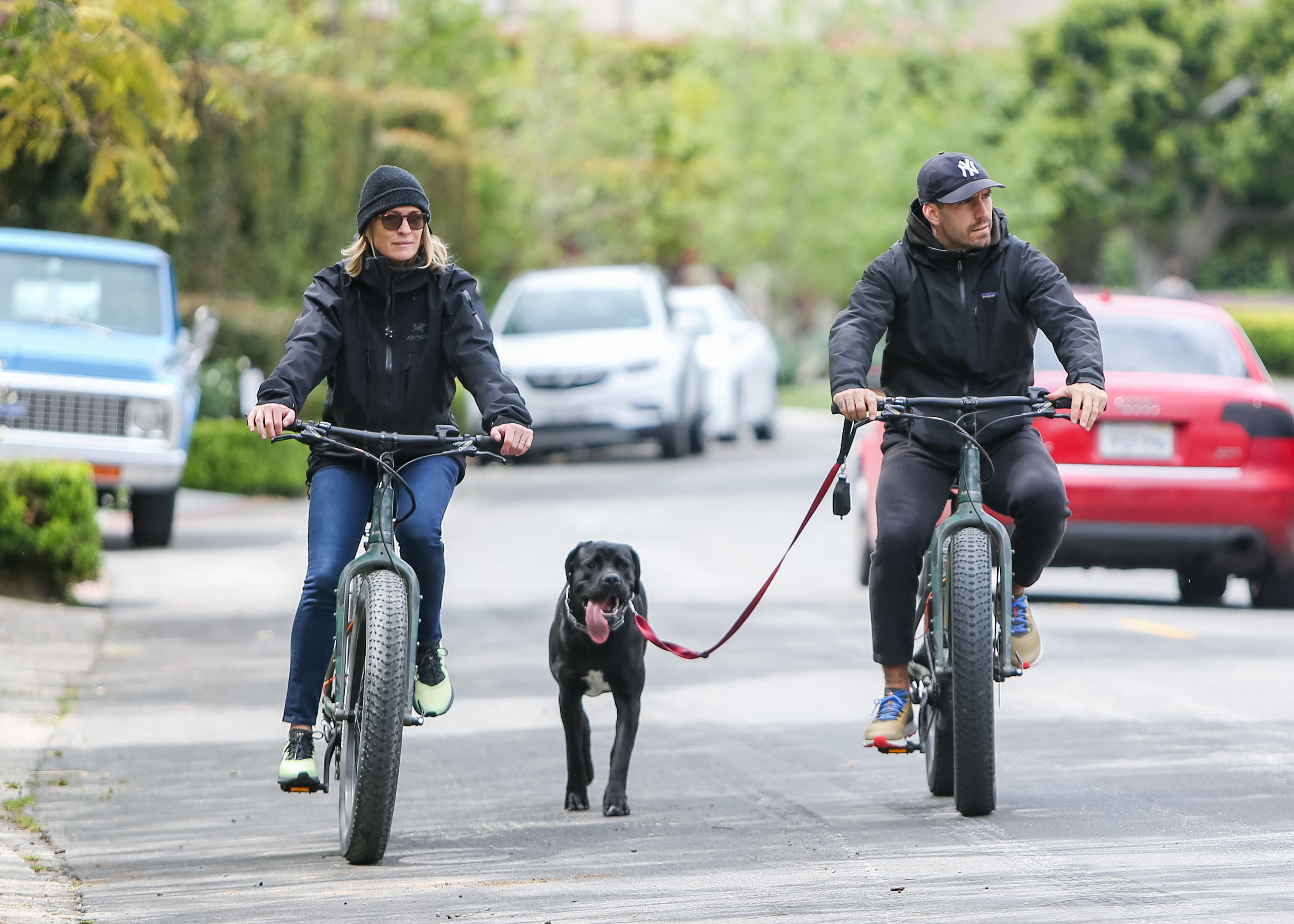 Robin Wright, Clement Giraudet und ihr Hund werden am 17. April 2020 in Los Angeles, Kalifornien, gesehen. | Quelle: Getty Images