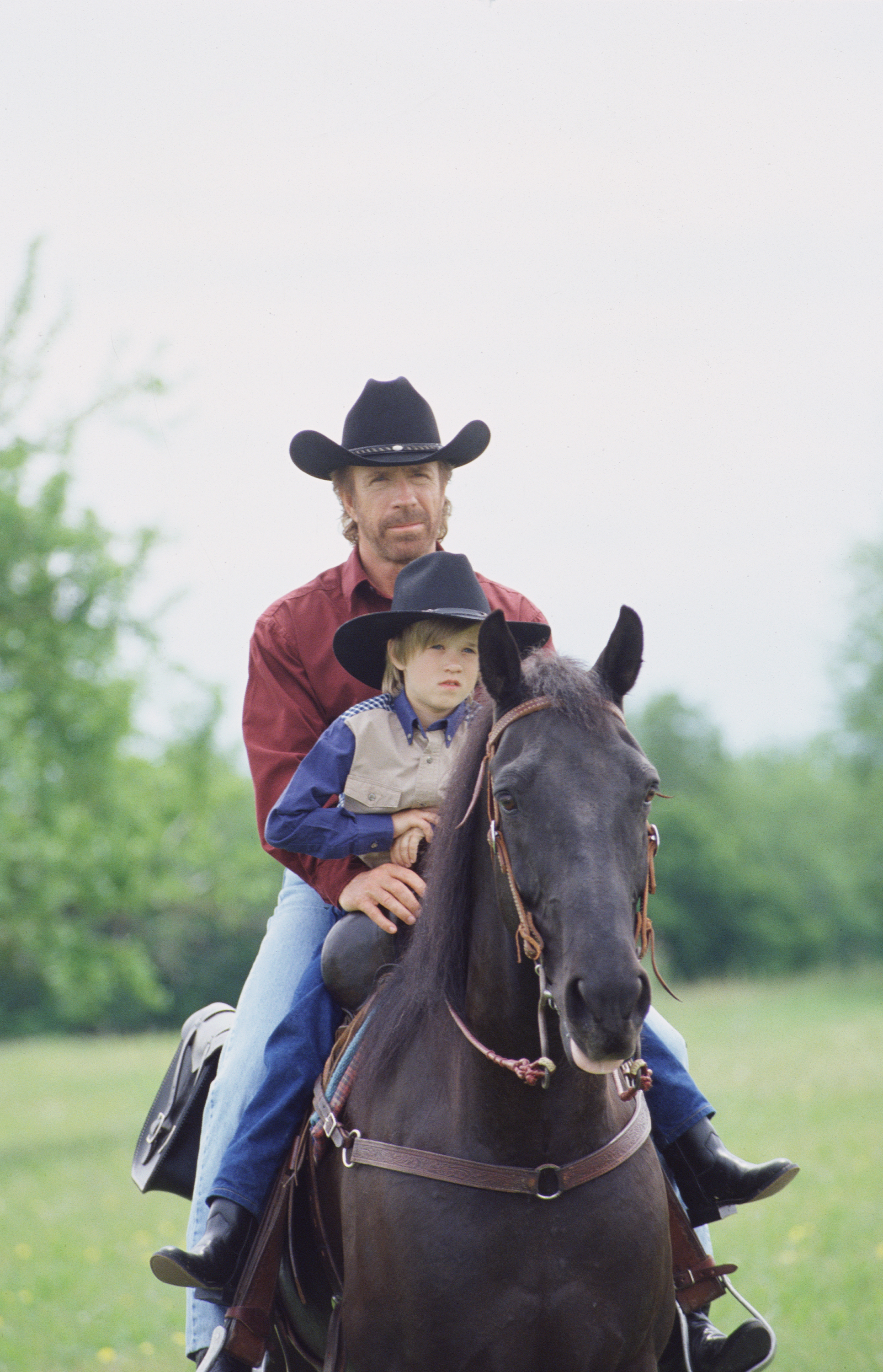 Chuck Norris und ein Wunderkind am Set von "Walker, Texas Ranger", 1997 | Quelle: Getty Images