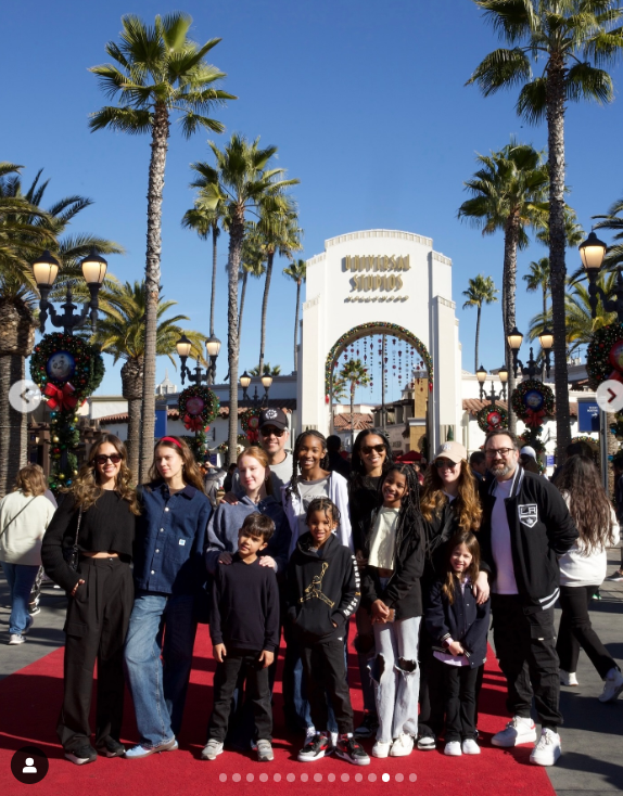 Jessica Alba und Cash Warren besuchen zusammen mit Familie und Begleitern die Universal Studios Hollywood, wie am 3. Januar 2025 geteilt | Quelle: Instagram.com/jessicaalba