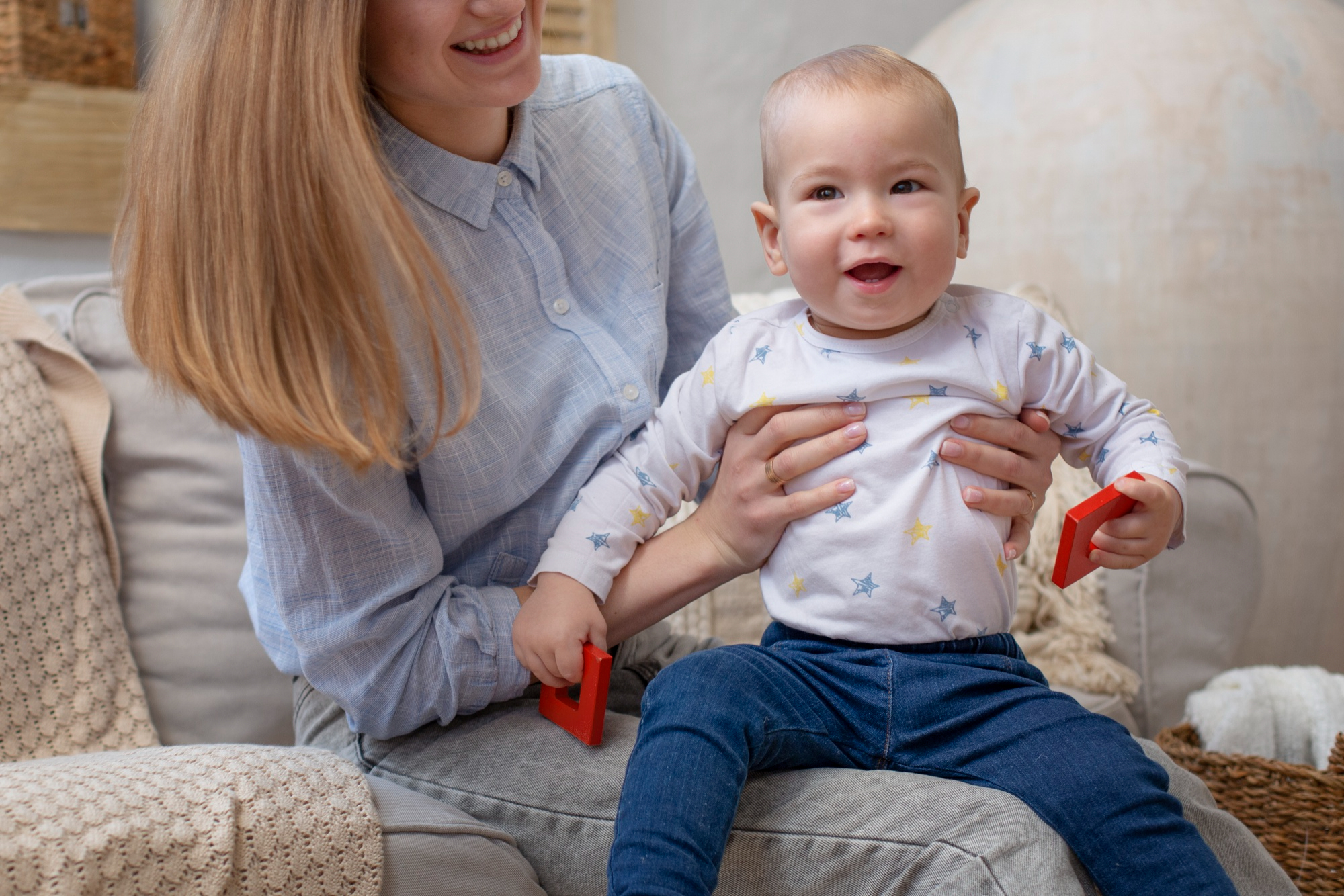 Ein lächelndes Kindermädchen mit einem entzückenden Baby im Arm | Quelle: Freepik