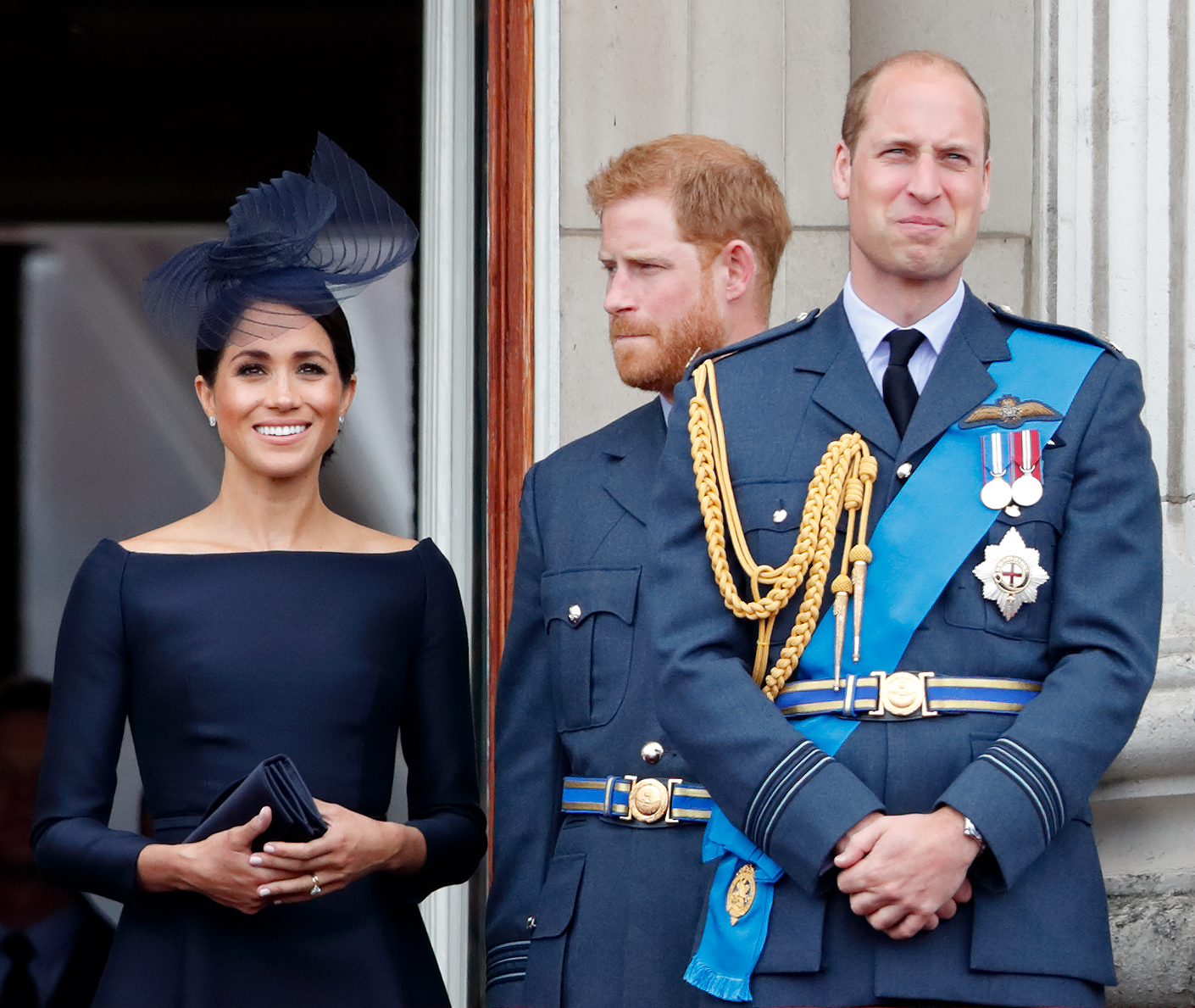 Meghan Markle, Prinz Harry und Prinz William beobachten am 10. Juli 2018 in London, England, vom Balkon des Buckingham Palastes aus eine Luftparade. | Quelle: Getty Images