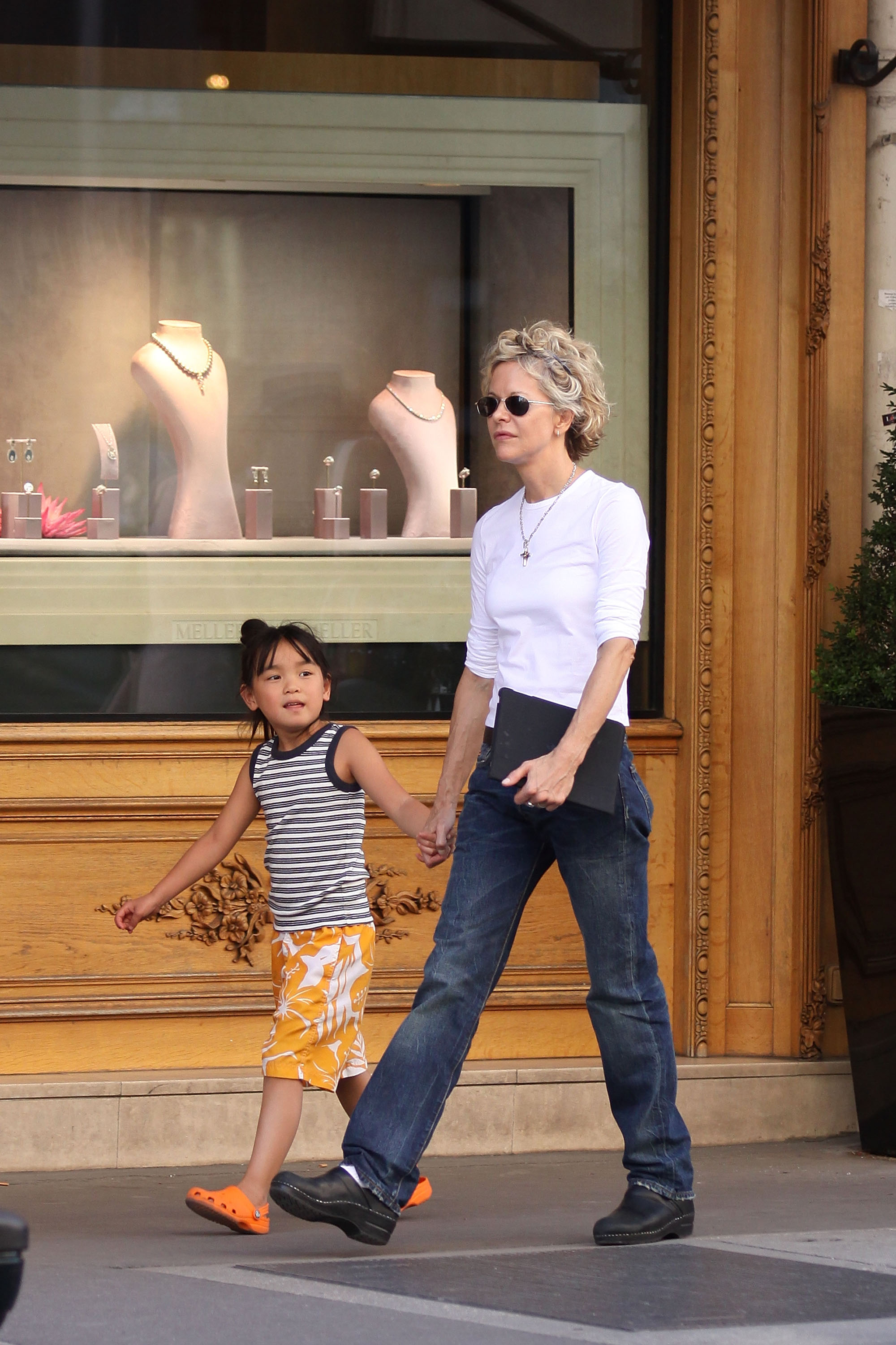 Meg Ryan und Daisy True werden am 4. Juli 2011 in Paris, Frankreich gesichtet | Quelle: Getty Images