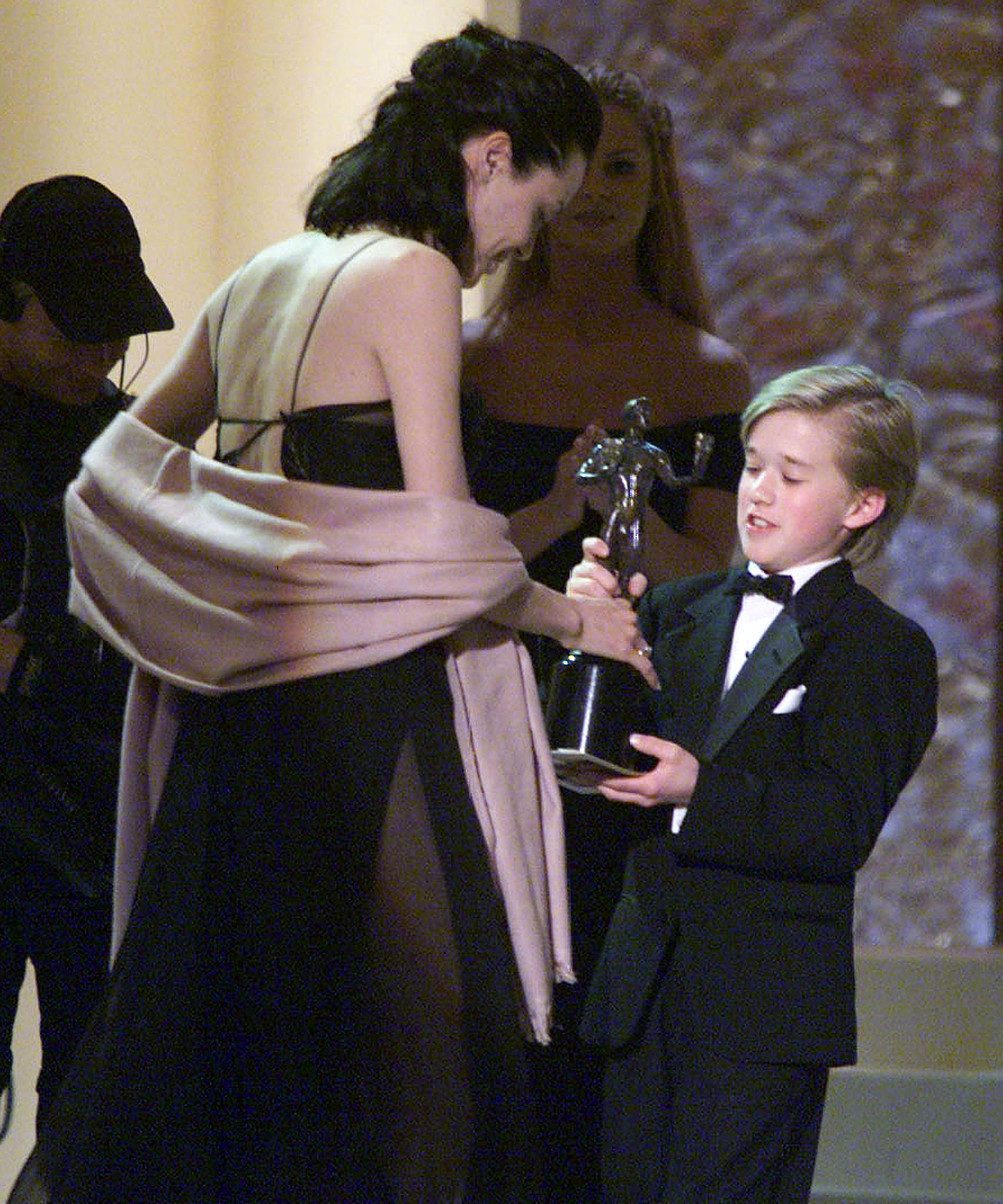 Angelina Jolie nimmt ihren Preis von Haley Osment bei den Sixth Annual Screen Actors Guild Awards (SAG) am 12. März 2000 in Los Angeles entgegen. | Quelle: Getty Images