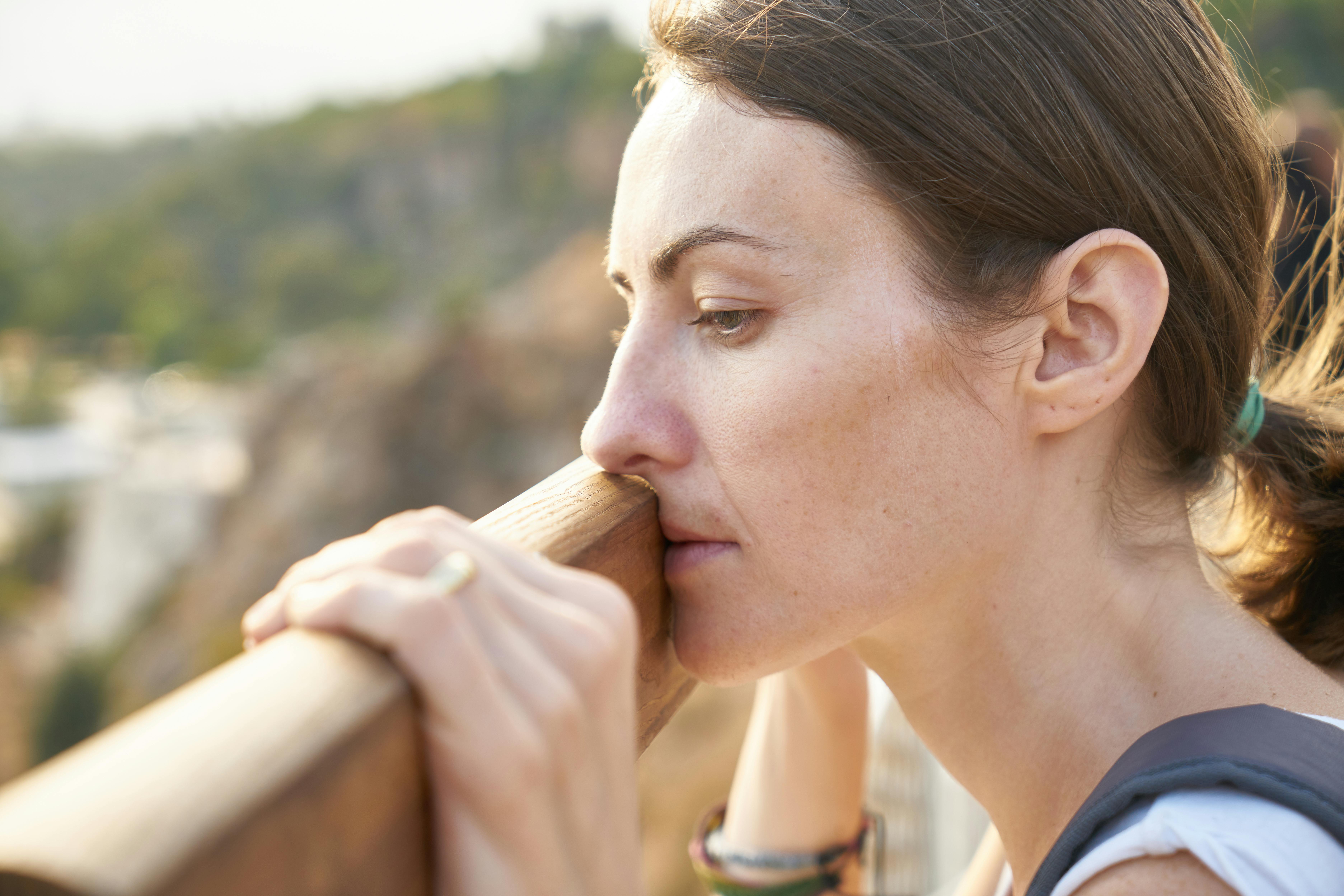 Eine traurige, in Gedanken versunkene Frau | Quelle: Pexels