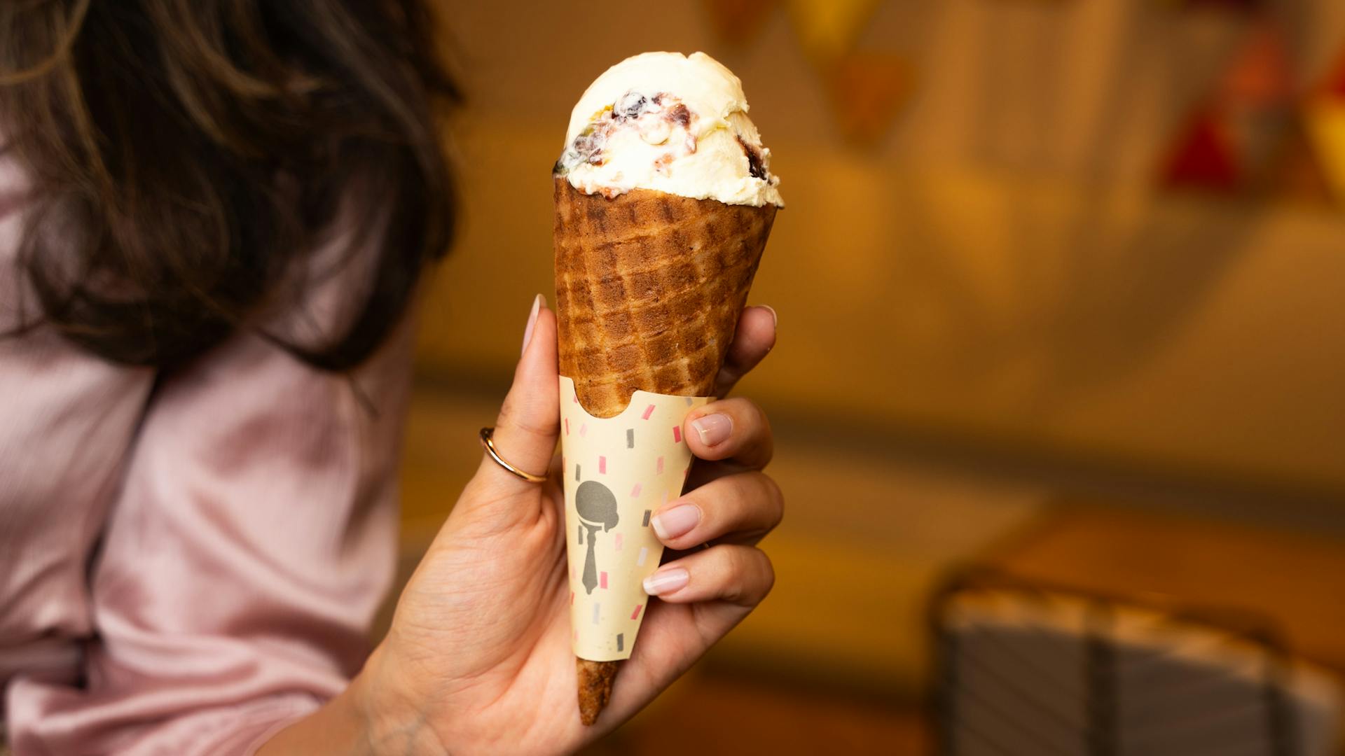 Eine Frau mit einer Eiswaffel in der Hand | Quelle: Pexels