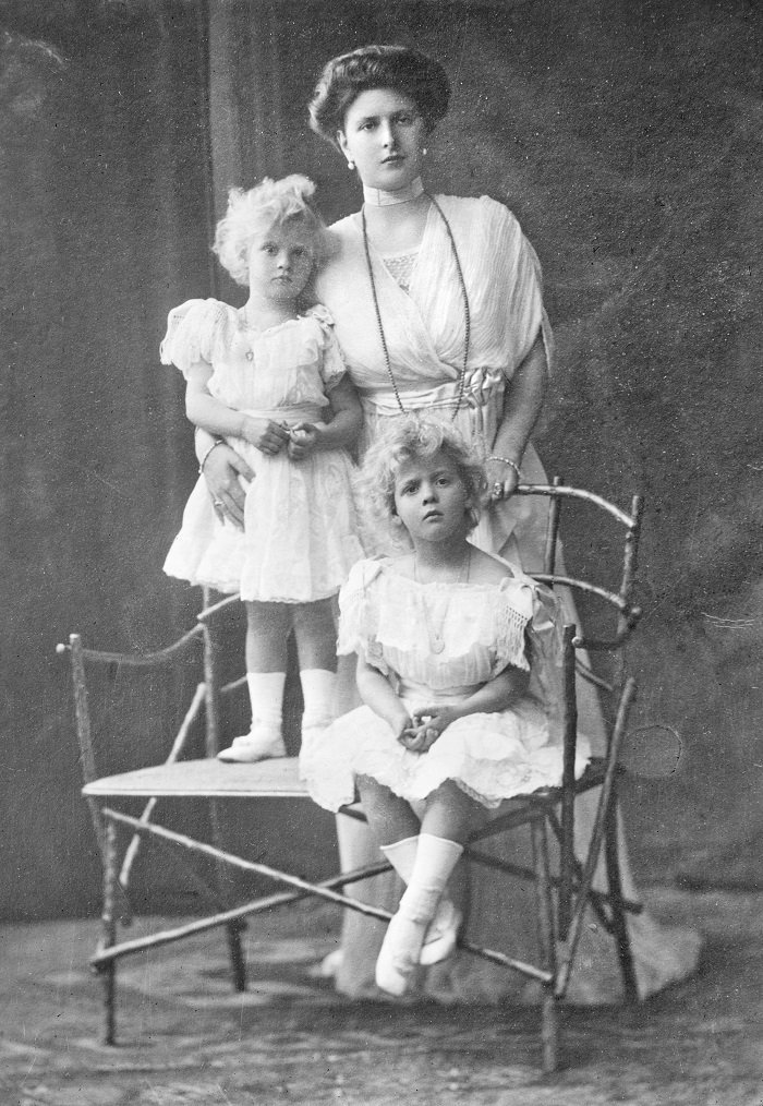 Alice mit ihren ersten beiden Kindern, Margarita und Theodora, um 1910 I Quelle: Wikimedia Commons