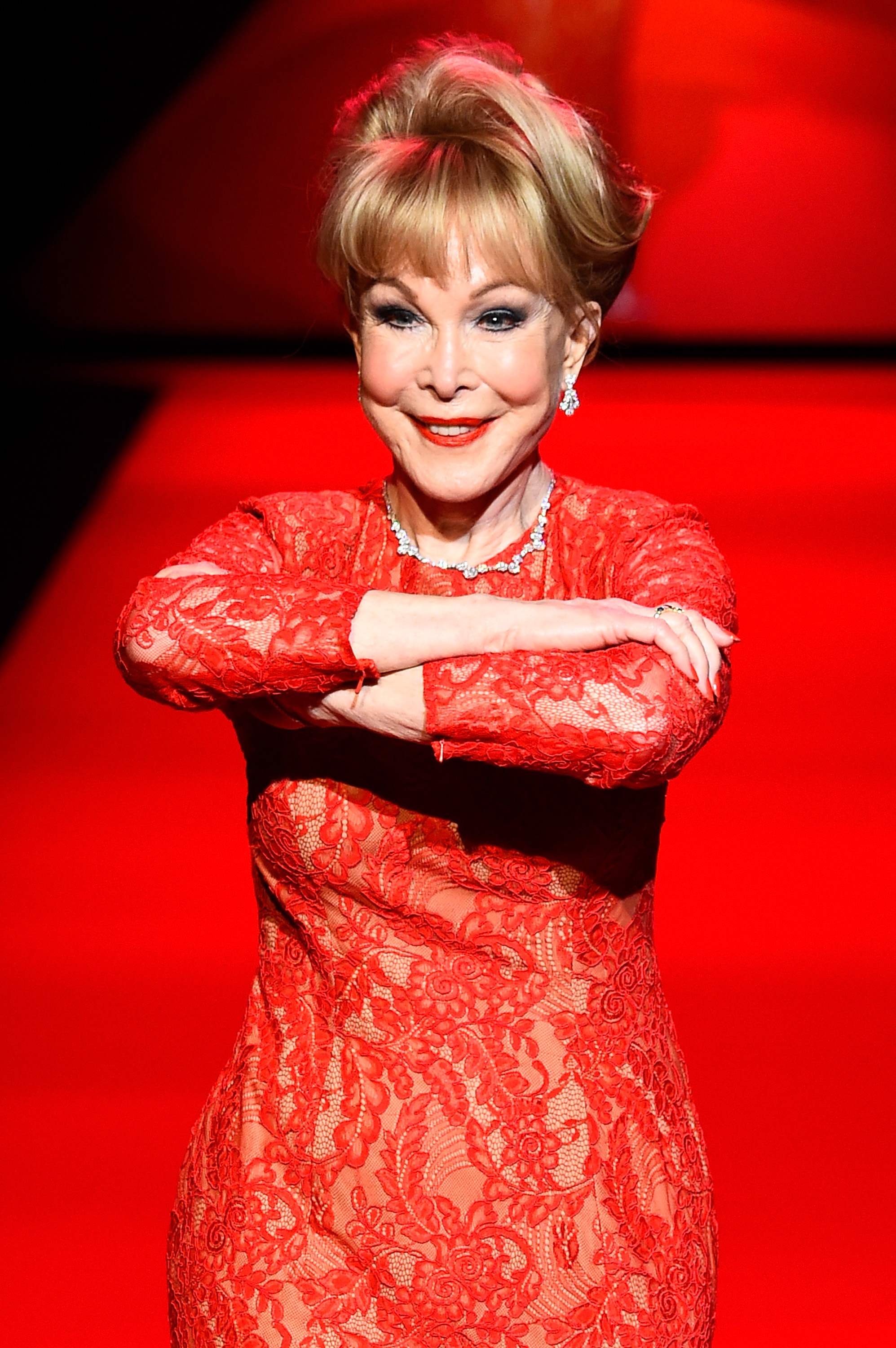 Barbara Eden läuft über den Laufsteg bei der Go Red For Women Red Dress Collection 2015 presented by Macy's Modenschau während der Mercedes-Benz Fashion Week Fall 2015 am 12. Februar 2015 in New York City. | Quelle: Getty Images