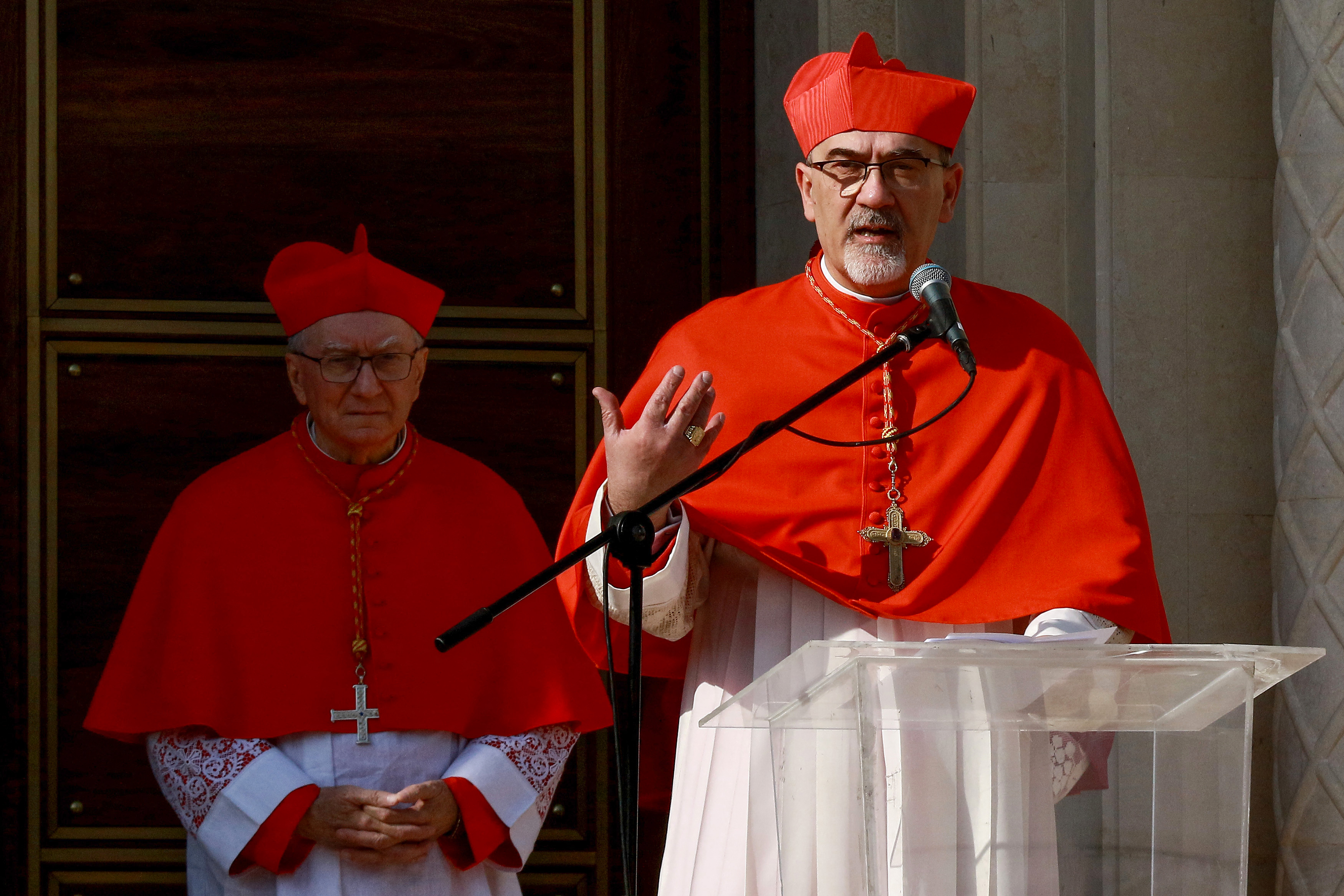 Kardinal Pierbattista Pizzaballa hält eine Rede, während Kardinal Pietro Parolin zuschaut, bevor die Kirche der Taufe des Herrn am 10. Januar 2025 in Al-Maghtas am Ostufer des Jordan in der Nähe von Amman eingeweiht wird. | Quelle: Getty Images