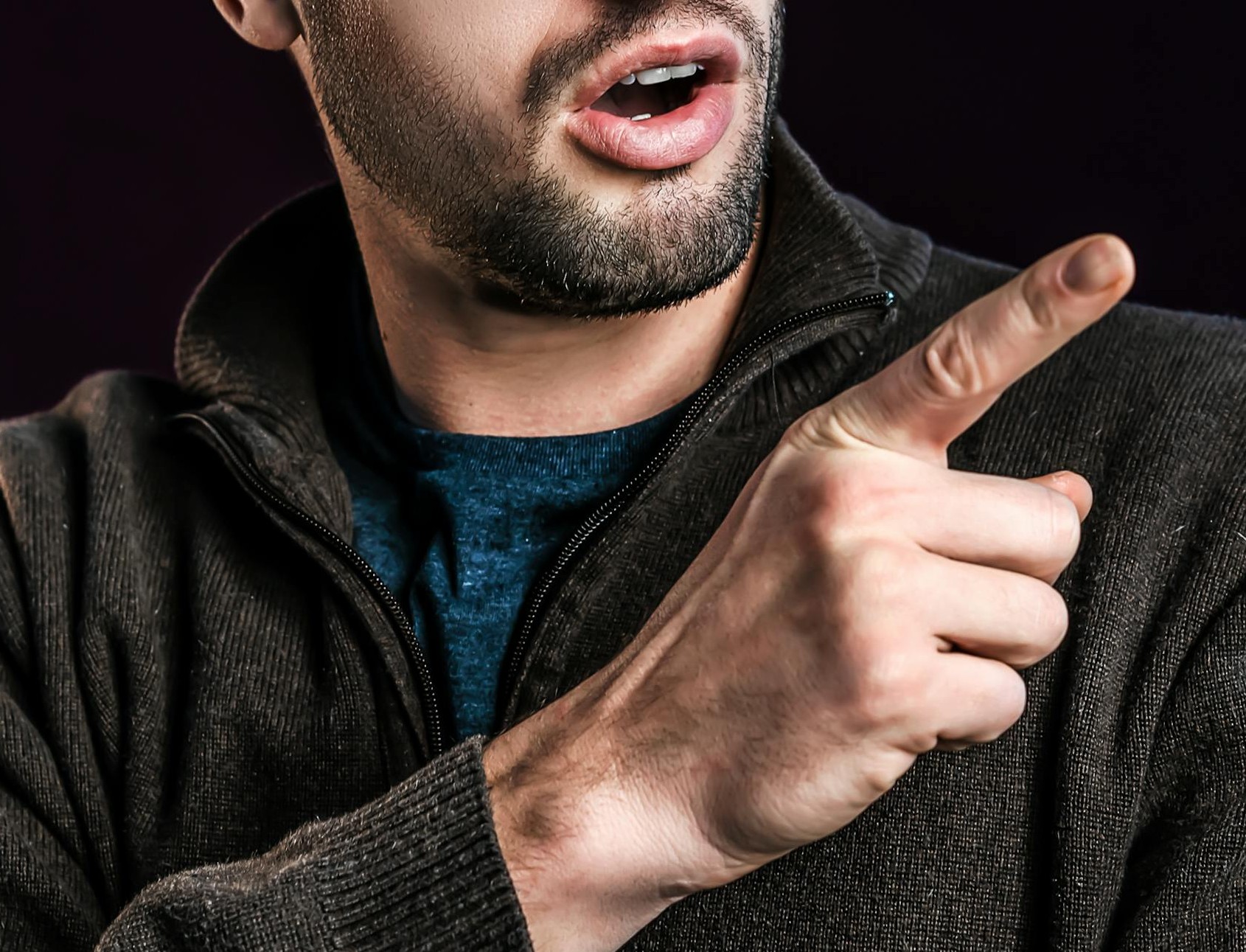 Ein Mann, der mit dem Finger auf etwas zeigt | Quelle: Pexels