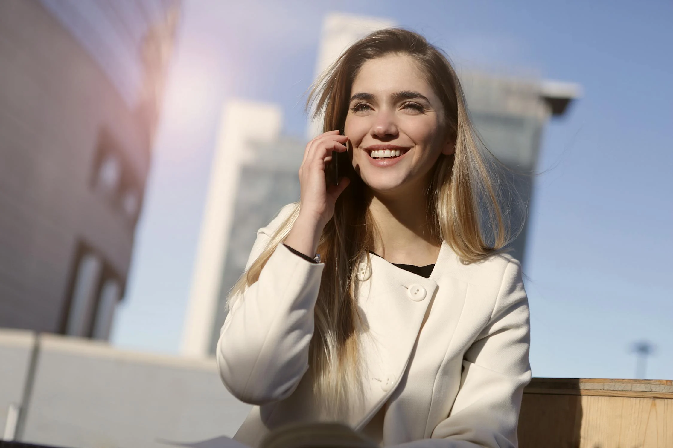 Eine glückliche Frau, die mit ihrem Telefon spricht | Quelle: Pexels