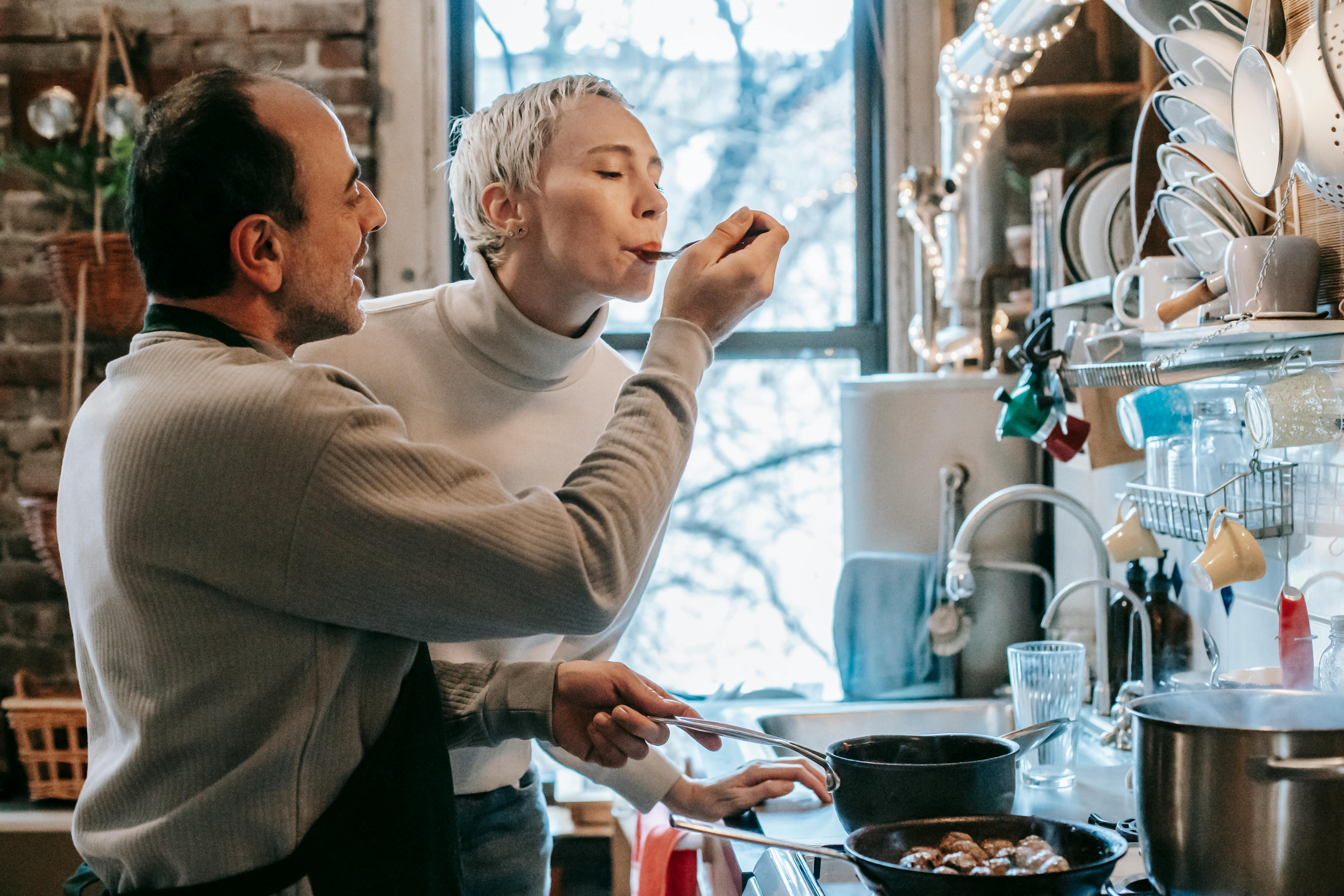 Ein Paar genießt die Zeit beim Kochen | Quelle: Pexels