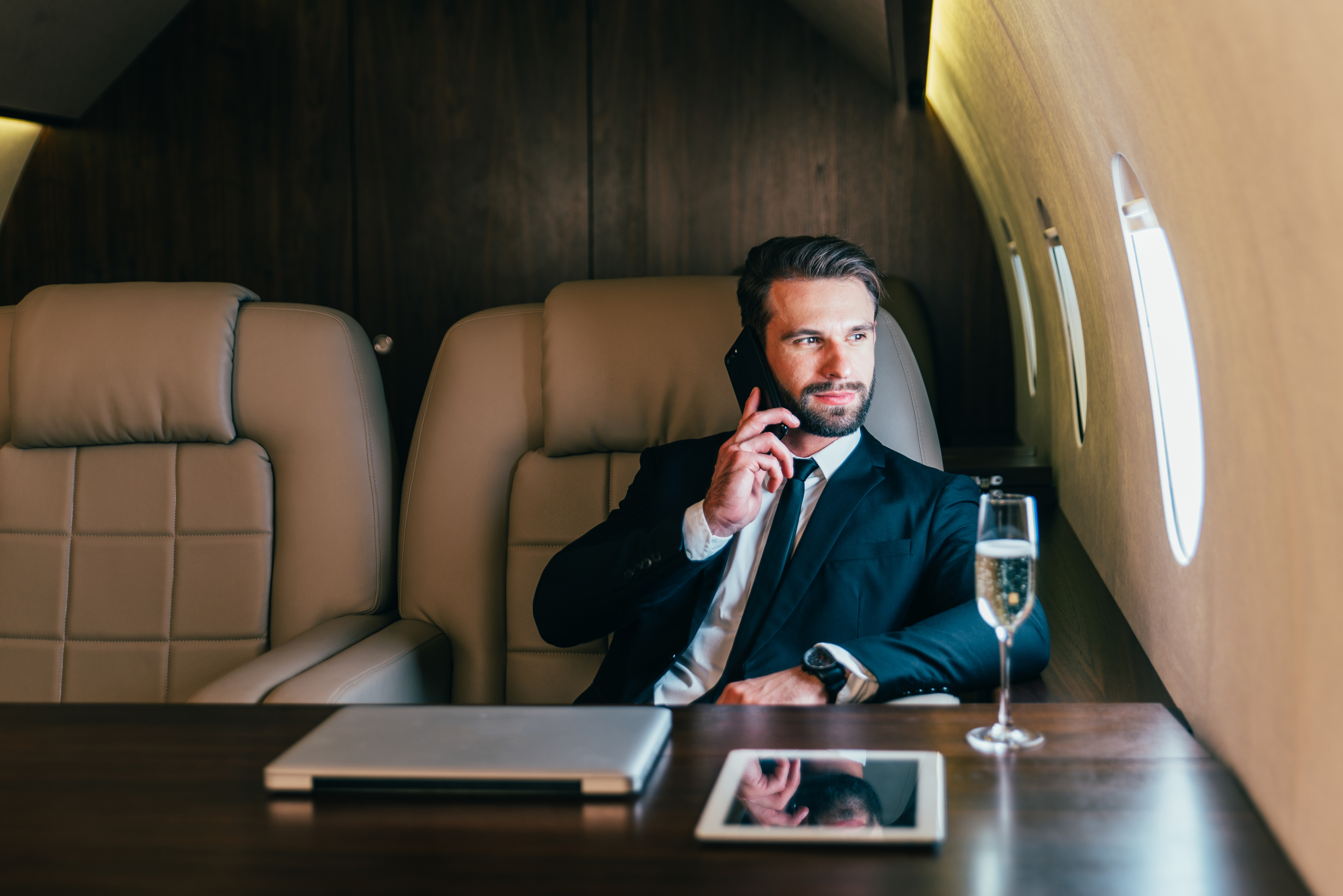 Geschäftsmann fliegt in seinem Privatjet | Quelle: Shutterstock