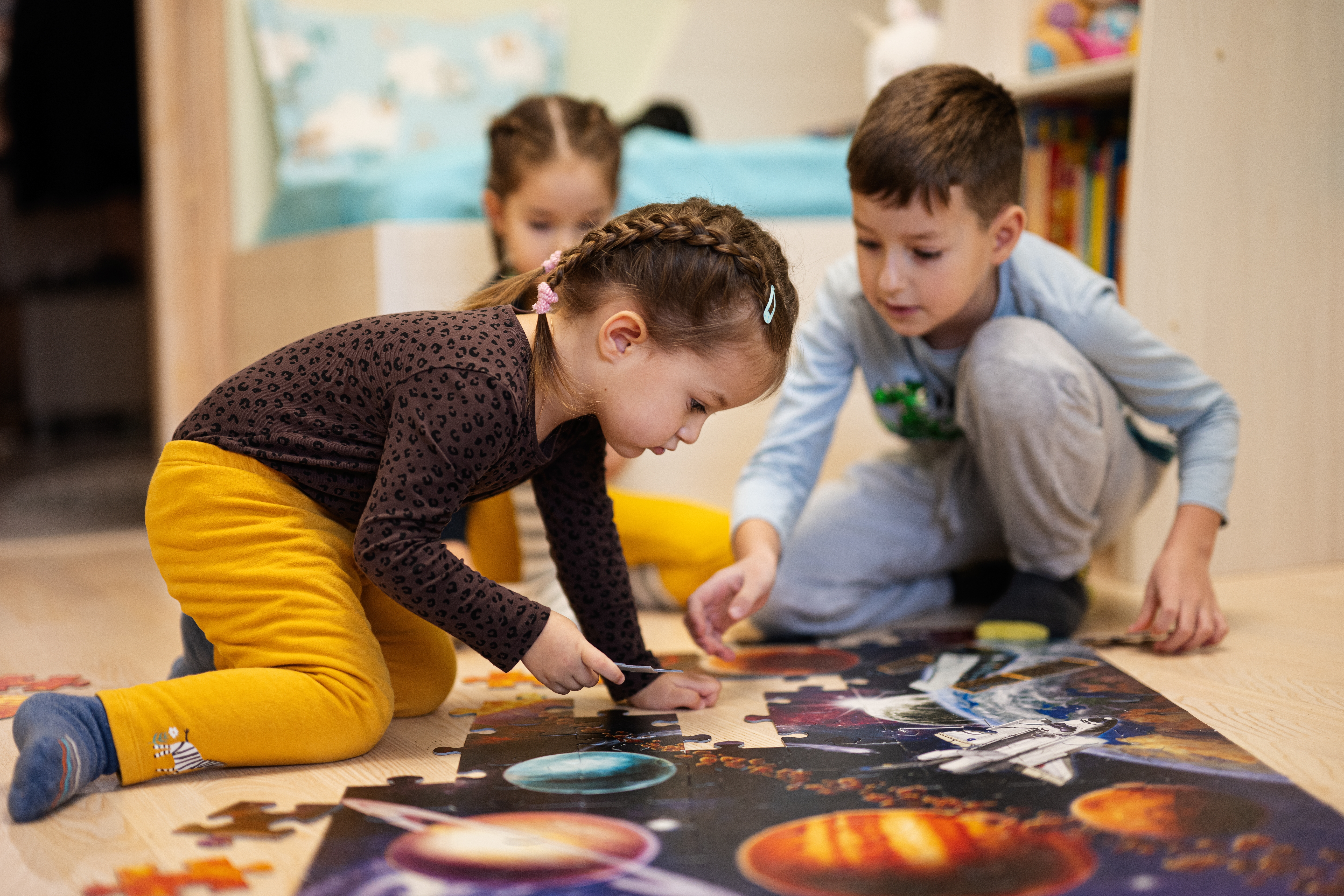 Kinder bei der Arbeit an einem Puzzle | Quelle: Shutterstock