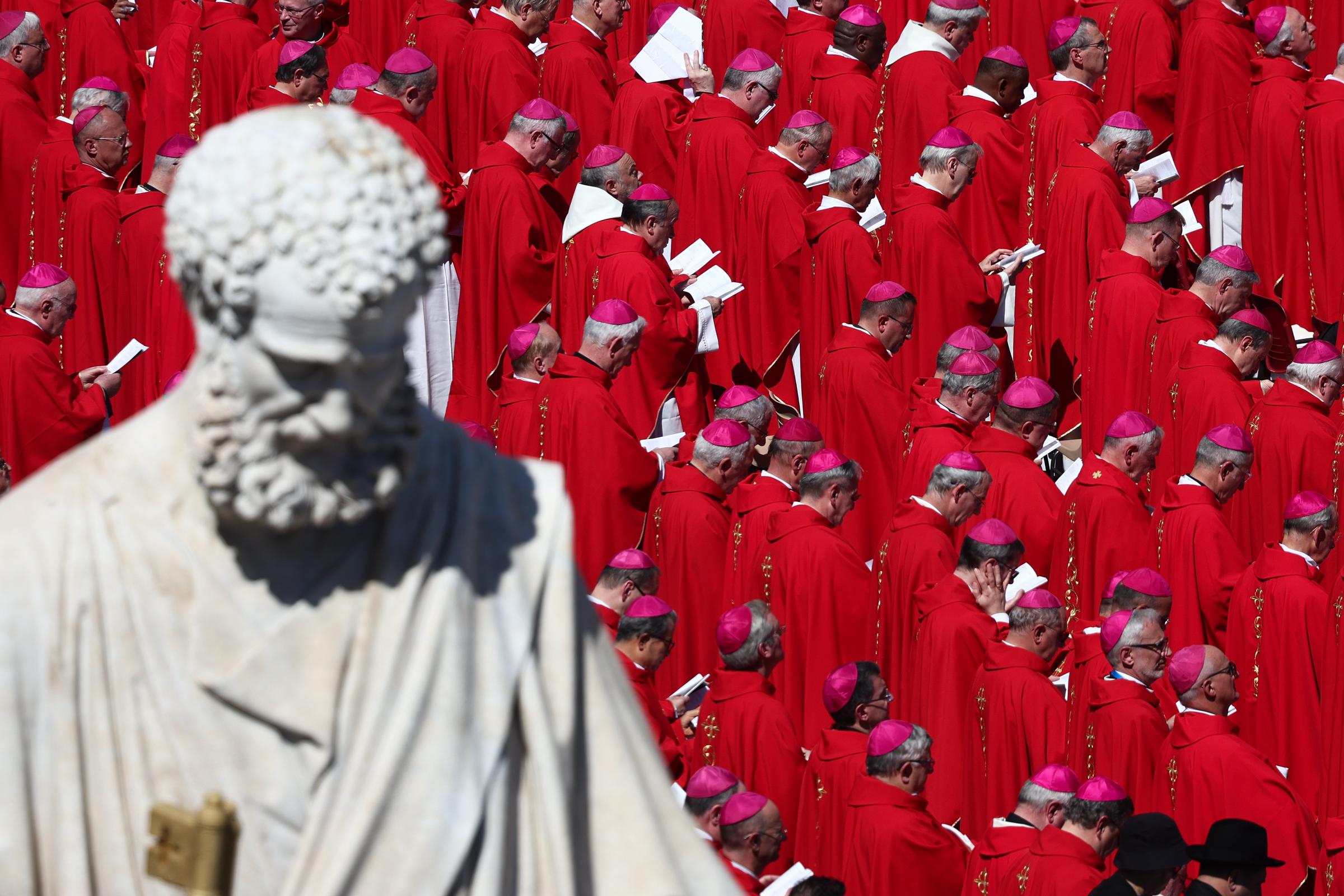 Die Kardinäle nehmen an der Beerdigungszeremonie von Papst Franziskus auf dem Petersplatz in der Vatikanstadt am 26. April 2025 teil. | Quelle: Getty Images