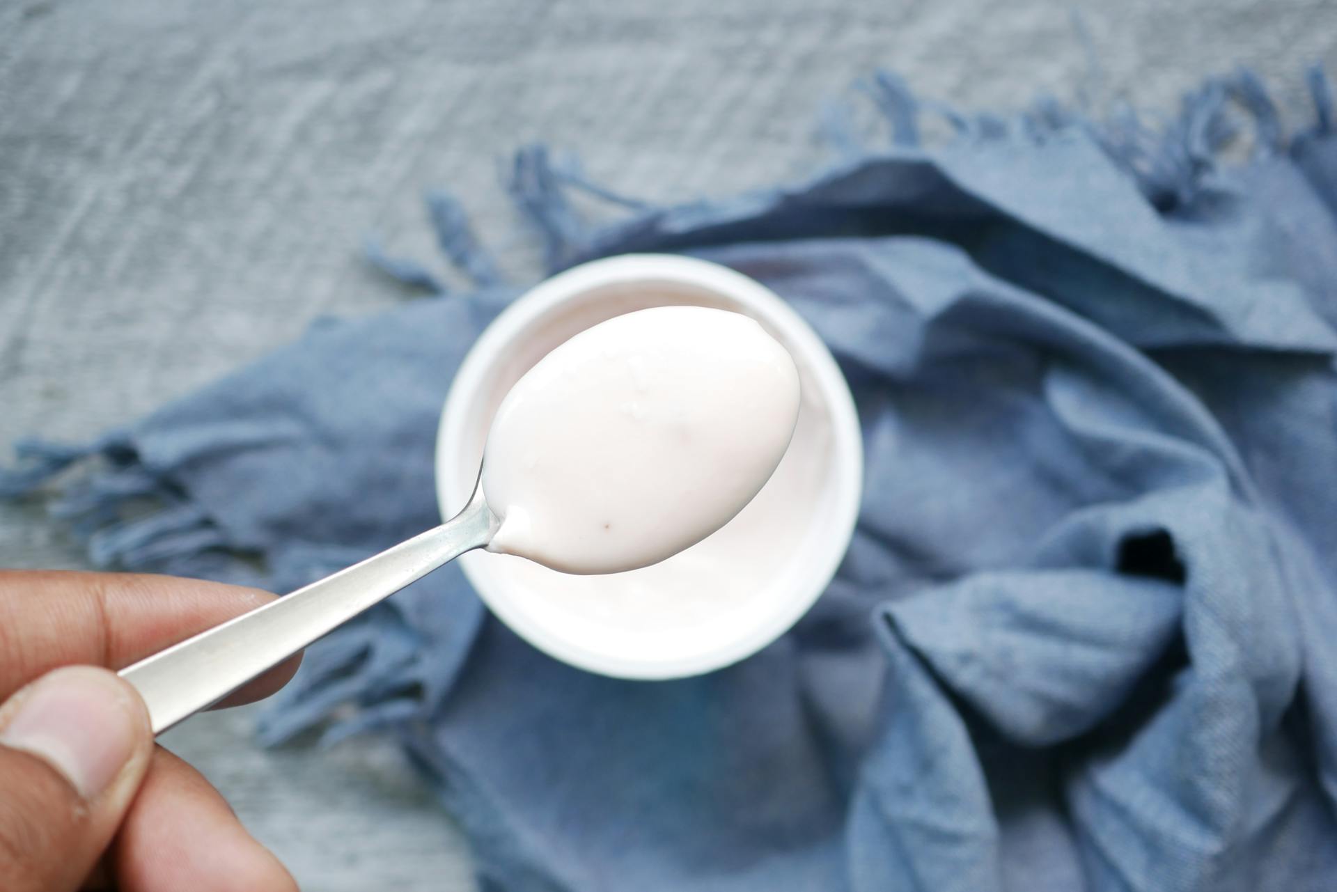 Ein Löffel Naturjoghurt | Quelle: Pexels