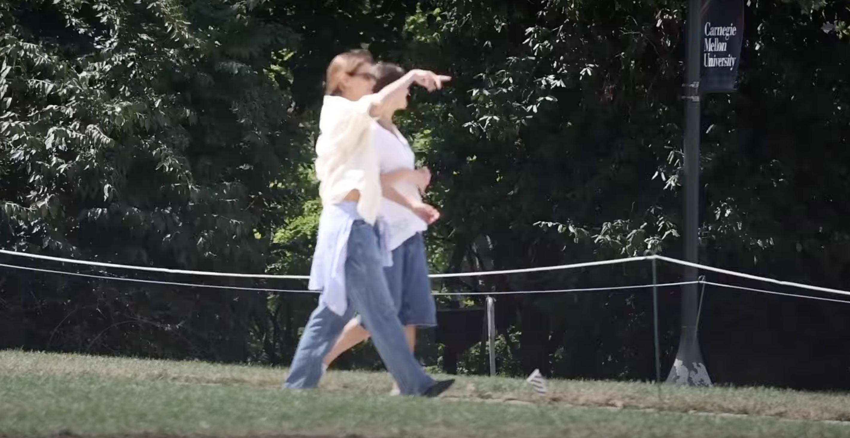 Katie Holmes und Suri Cruise auf dem Campus der Carnegie Mellon University in einem Beitrag vom 20. August 2024 | Quelle: YouTube/Seite Sechs