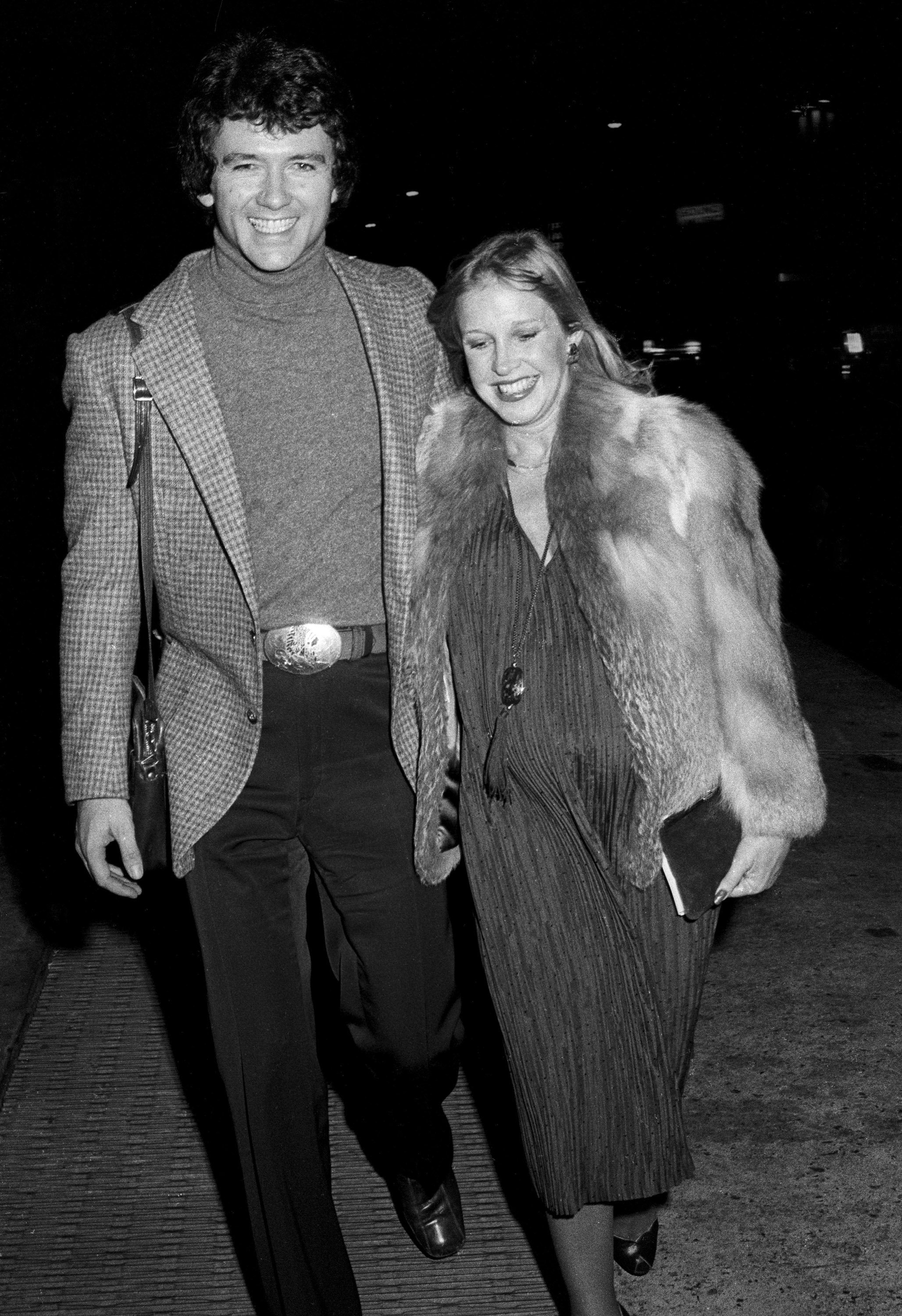 Patrick Duffy und Carlyn Rosser in New York am 1. November 1979. | Quelle: Getty Images