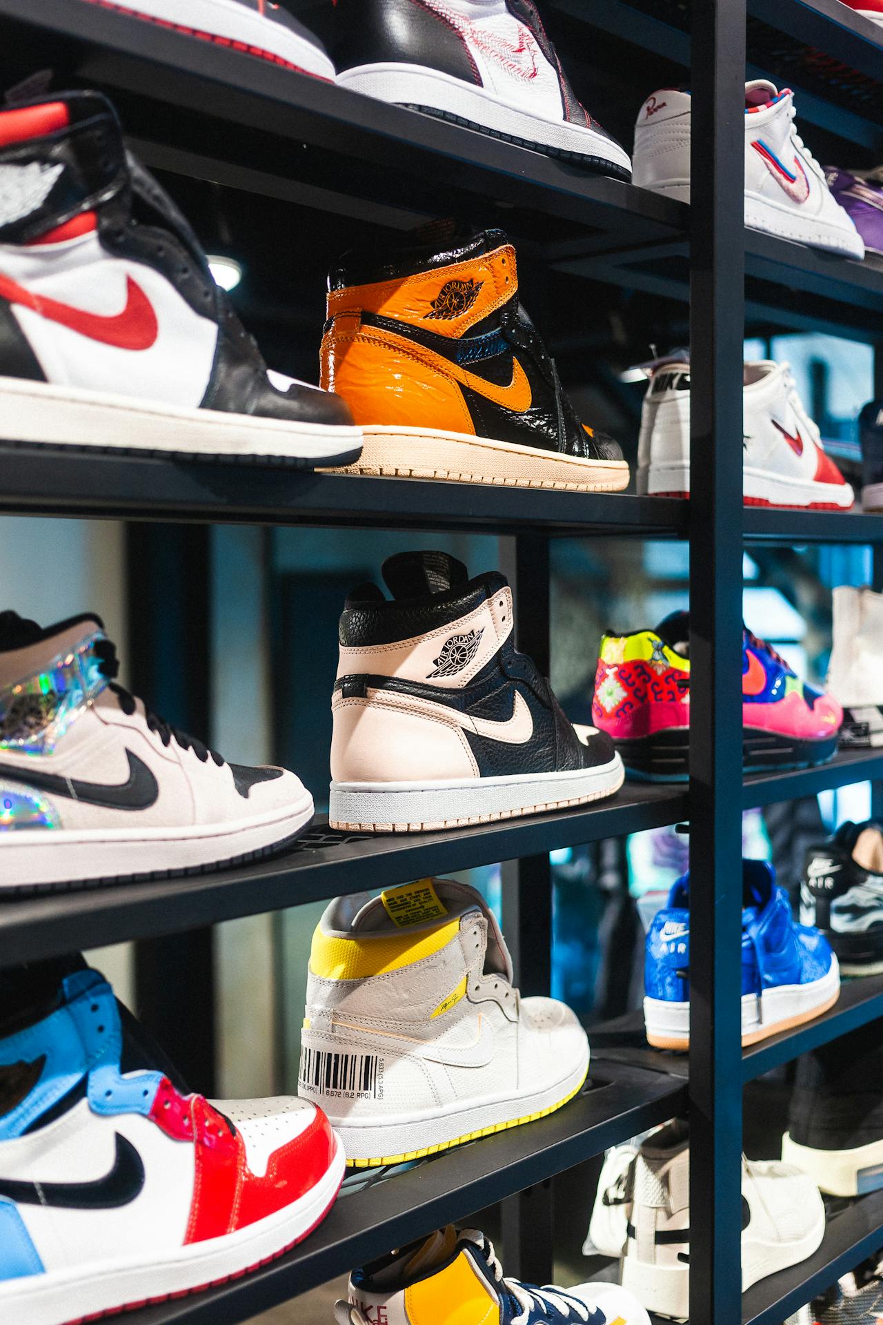 Markensneaker in einer Auslage | Quelle: Pexels