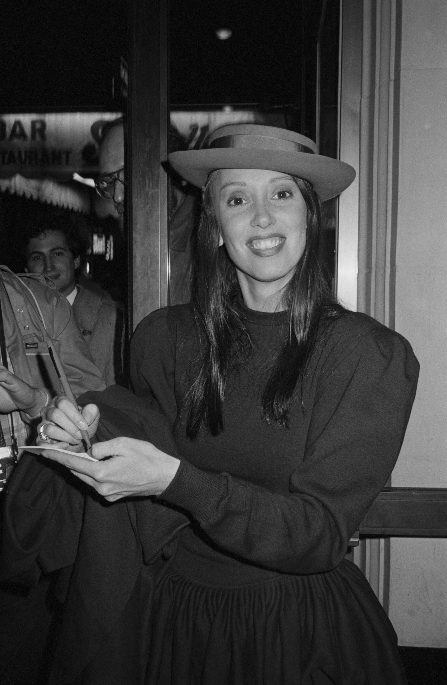 Shelley Duvall gibt Autogramme, ca. 1970 | Quelle: Getty Images