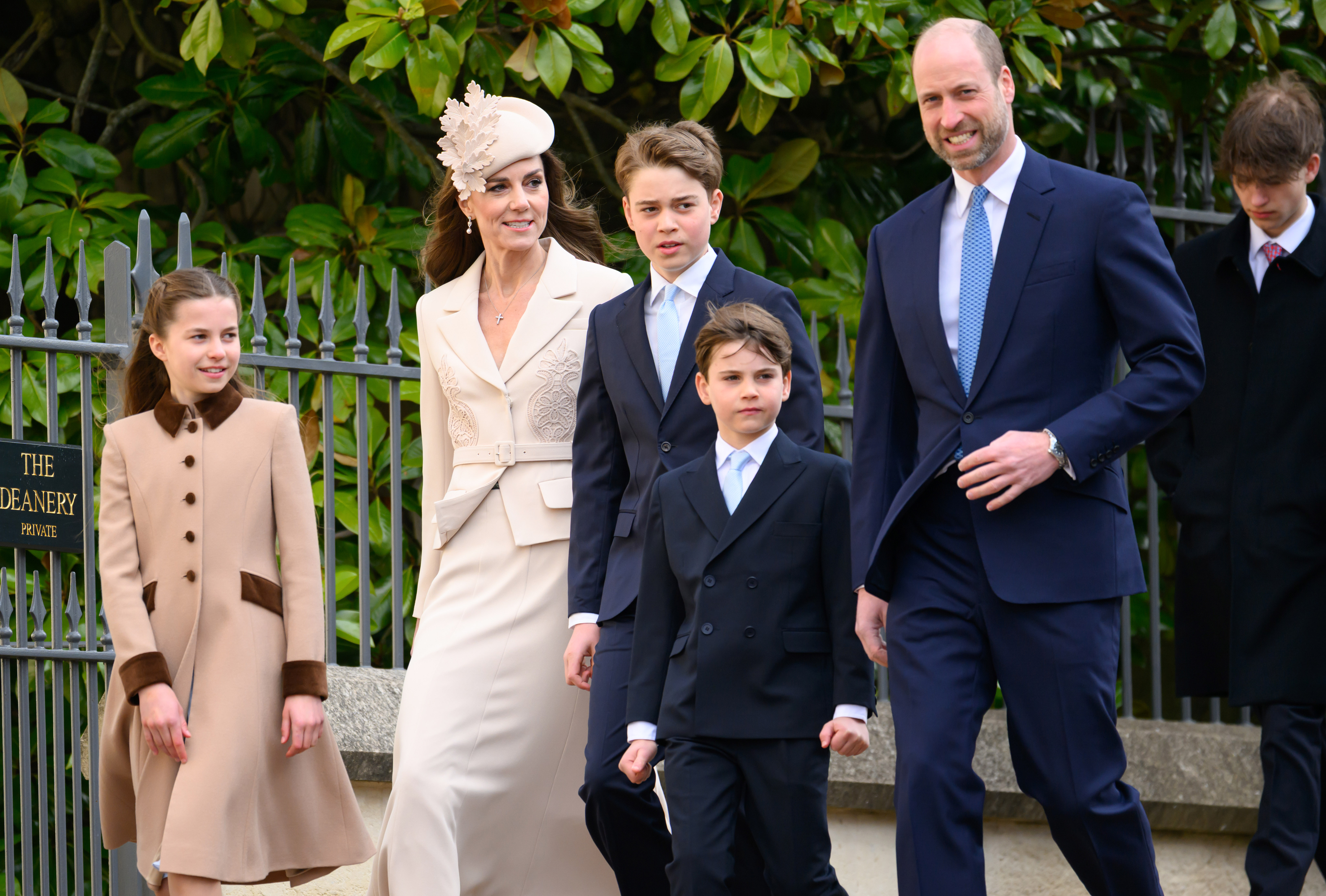 William und Catherine besuchten im April 2026 gemeinsam mit Charlotte, George und Louis den Ostergottesdienst in der St. George’s Chapel in Windsor. Während die Geschwister bei königlichen Anlässen bereits bekannte Gesichter sind, folgt ihr Schulalltag einer weniger formellen Familientradition. | Quelle: Getty Images