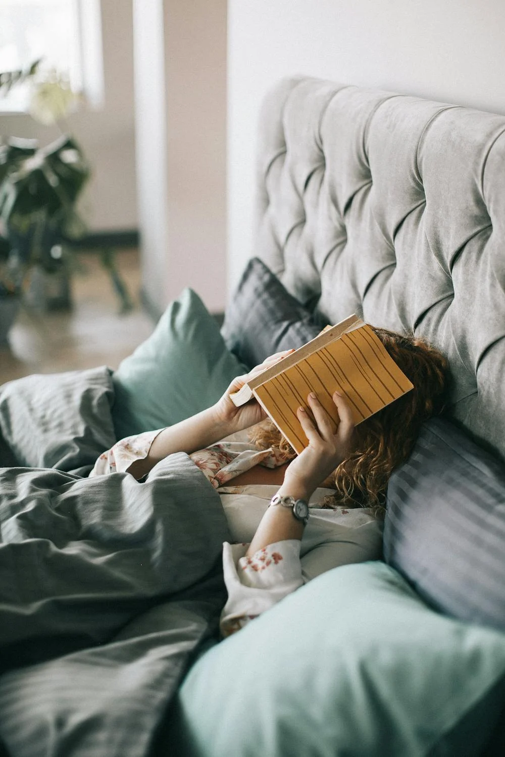 Eine Frau im Bett, die ihr Gesicht mit ihren Händen bedeckt | Quelle: Pexels