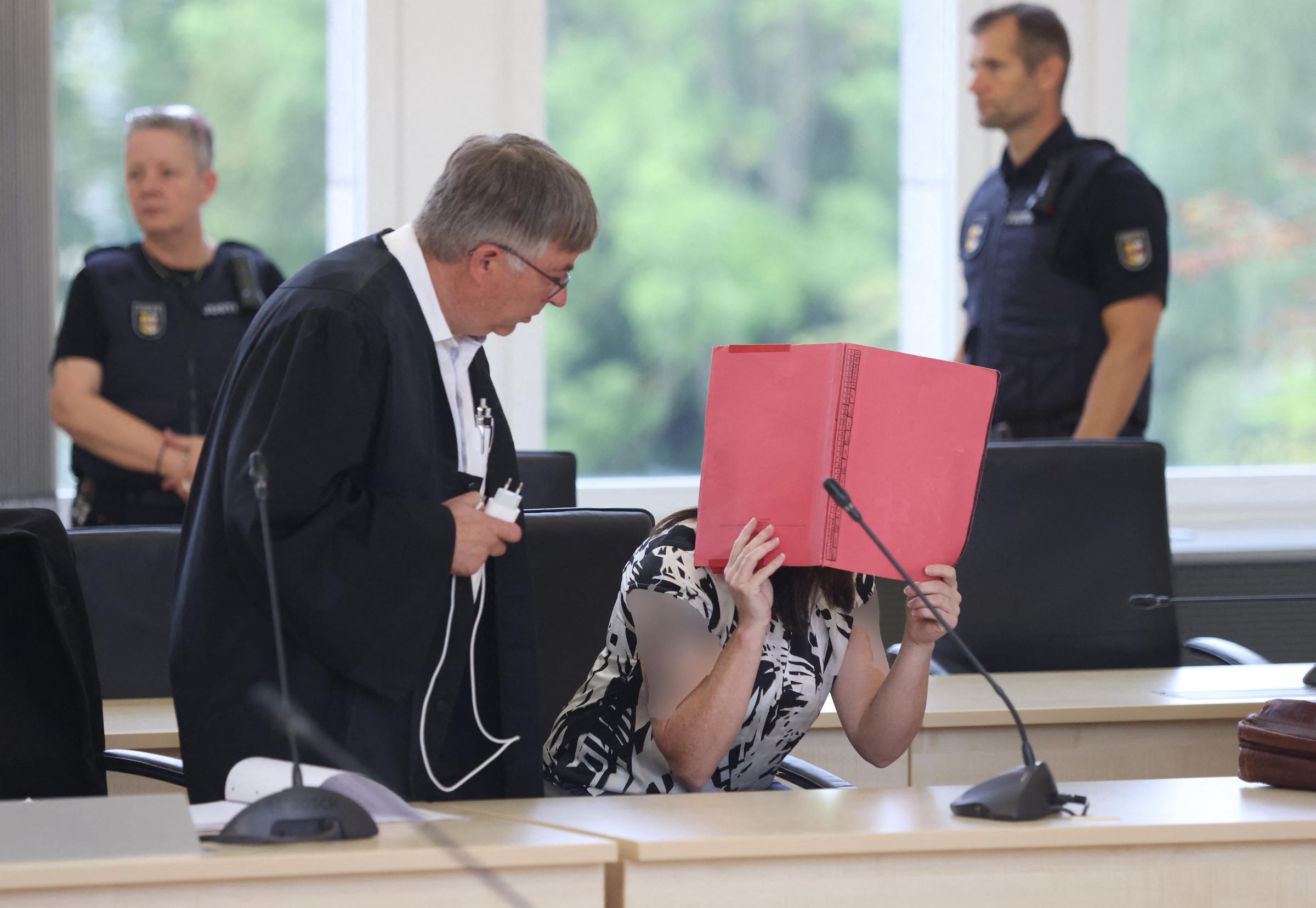 Gina H. und ihr Anwalt Andreas Ohm unterhalten sich am 28. August 2026 | Quelle: Getty Images