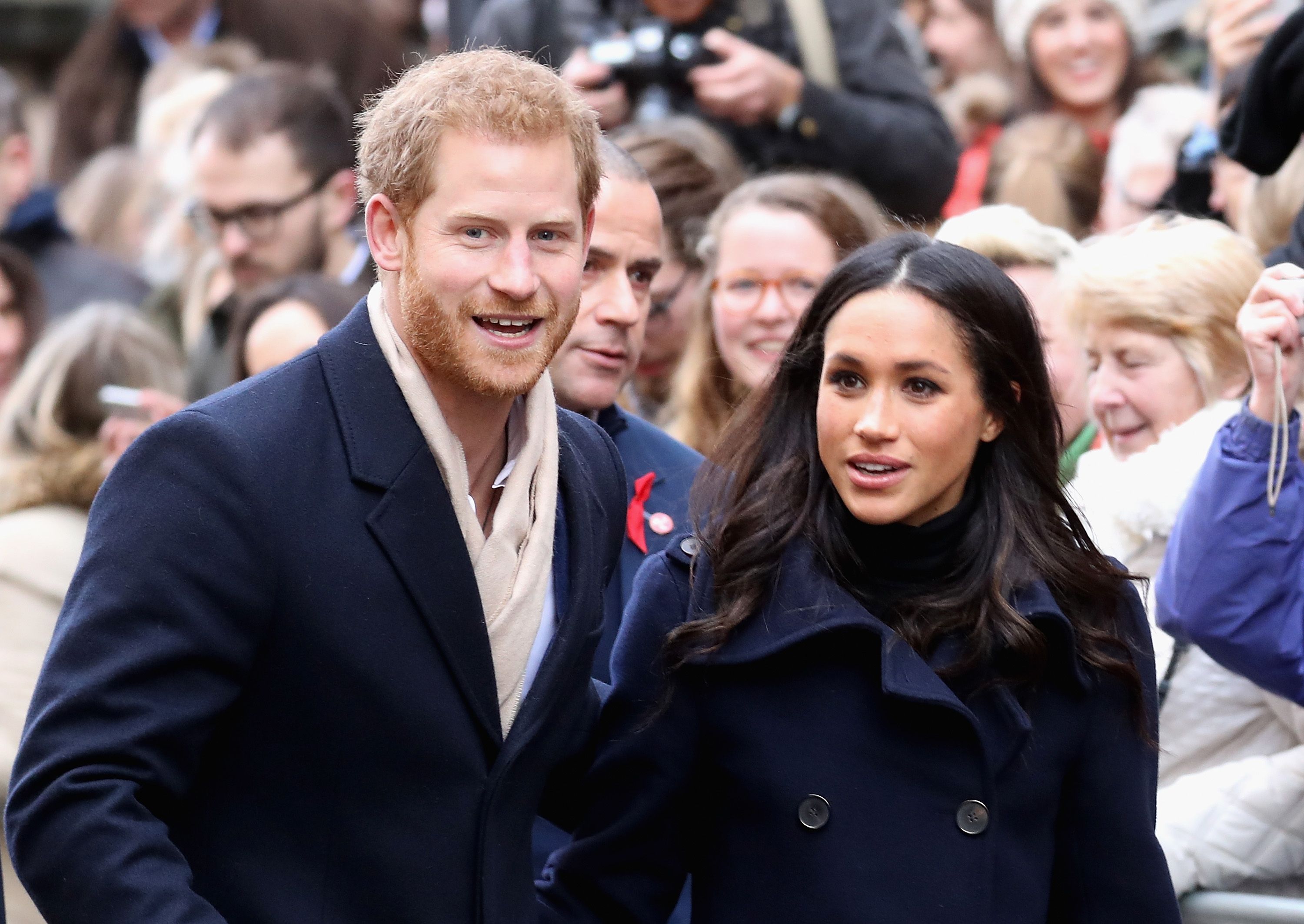 Harry und Meghan ziehen immer noch die gleiche Aufmerksamkeit der Öffentlichkeit und der Medien auf sich wie hochrangige Mitglieder des Königshauses, selbst wenn sie privat auftreten. Ihre Präsenz in der Öffentlichkeit ist trotz ihrer formellen Trennung von den offiziellen königlichen Pflichten weiterhin hoch. | Quellen: Getty Images