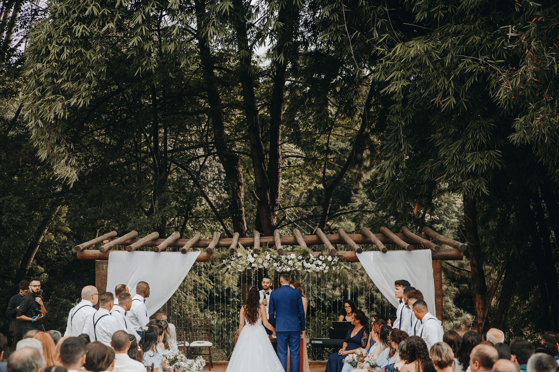 Eine malerische Hochzeitszeremonie im Freien | Quelle: Unsplash