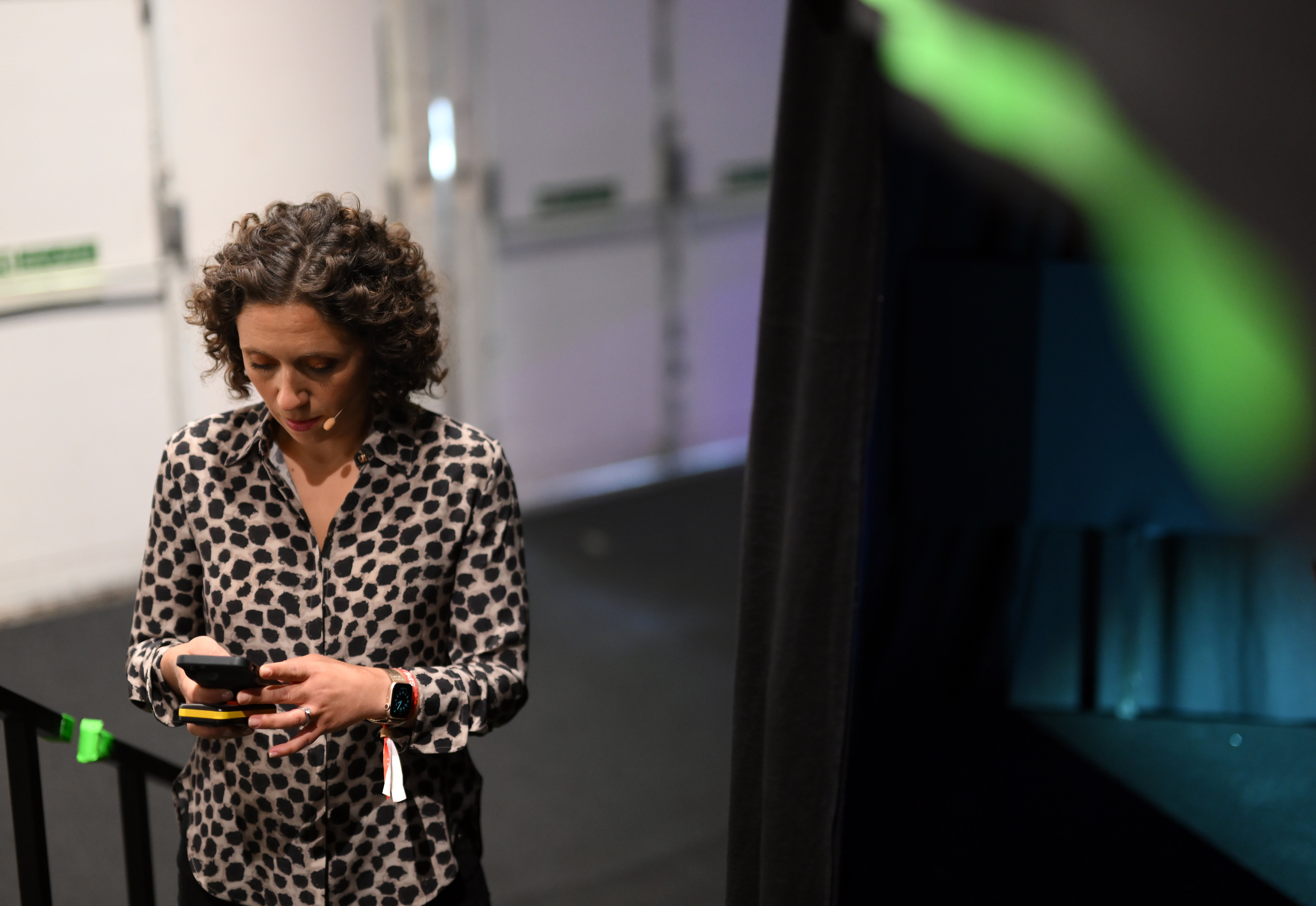 Julie Pace beim Telefonieren während des Gipfels. | Quelle: Getty Images