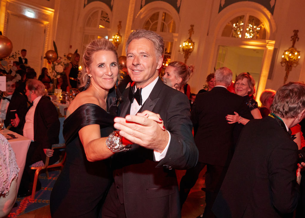 Jörg Pilawa, Moderator, und seine Frau Irina tanzen auf dem 71. Hamburger Presseball im Hotel "Atlantic" | Quelle: Getty Images